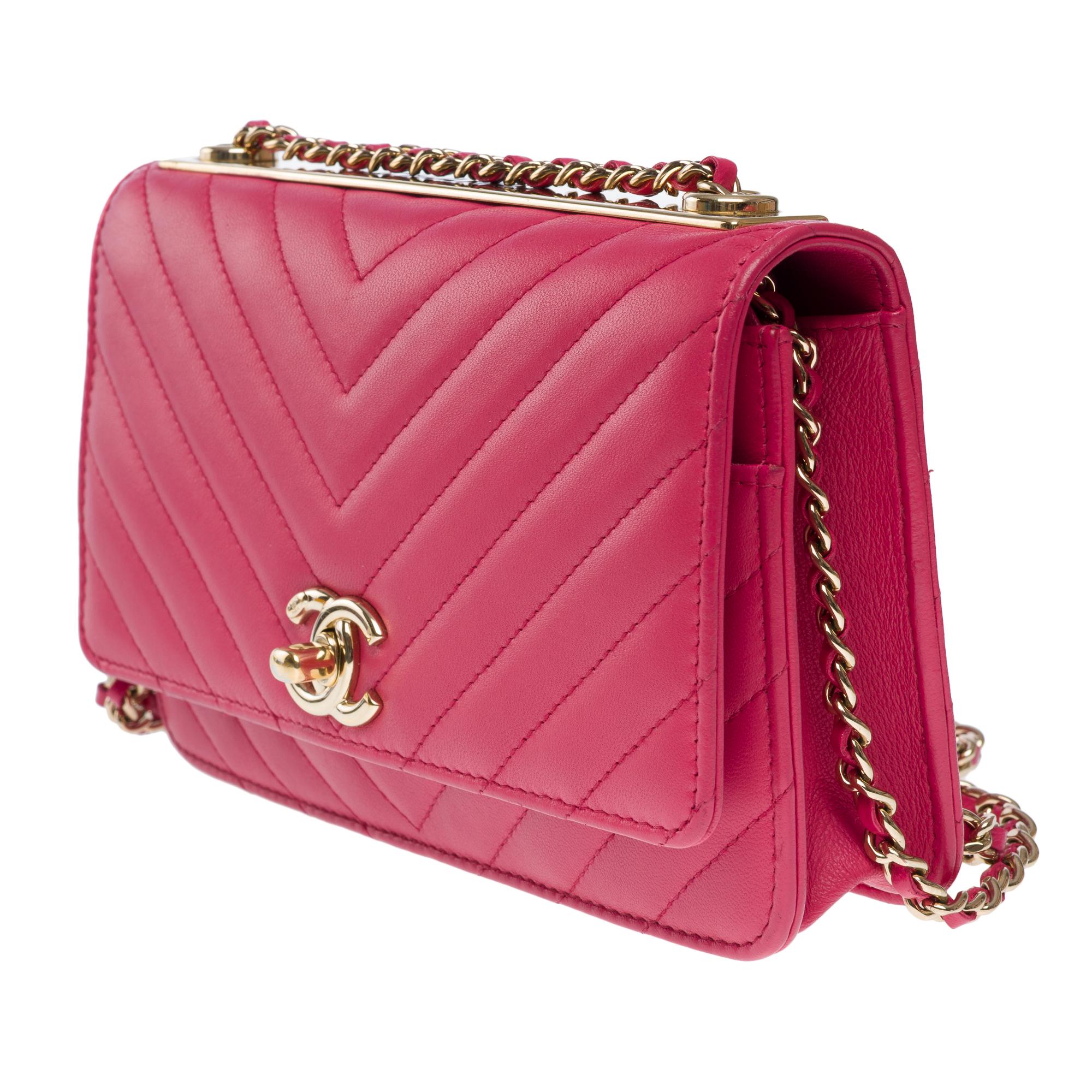 Women's Fancy Chanel Wallet on Chain shoulder bag in Pink Chevron Quilted leather, GHW For Sale
