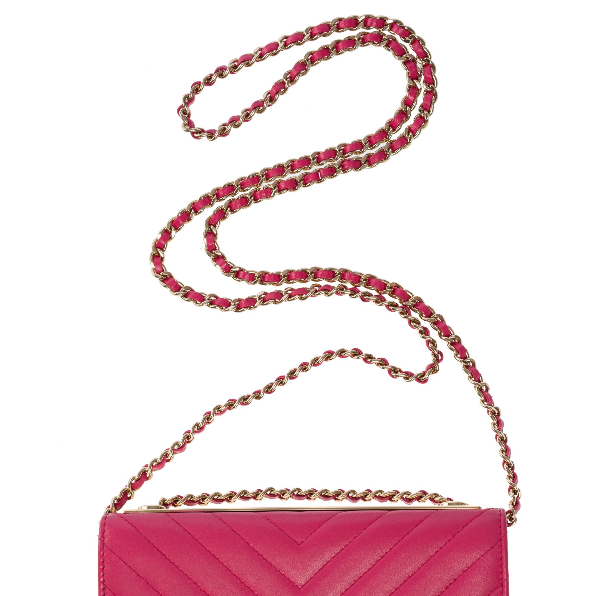 Fancy Chanel Wallet on Chain shoulder bag in Pink Chevron Quilted leather, GHW For Sale 5