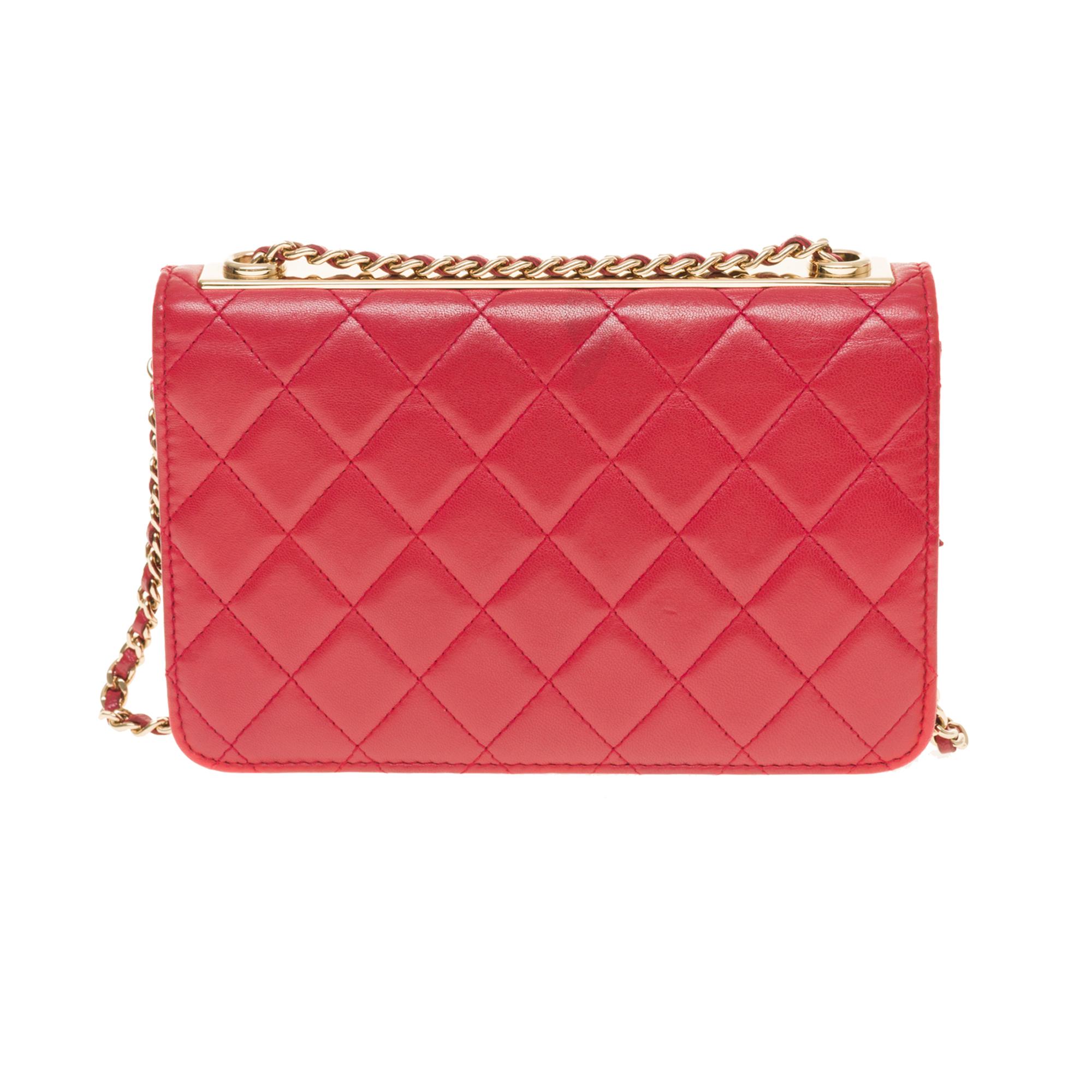 Sublime Chanel Trendy CC Wallet On Chain handbag in red quilted leather, gold-tone metal hardware, a gold-tone metal chain handle interlaced with red leather for a shoulder or shoulder strap 
 
Flap closure, gold-tone CC clasp
Zip on the inside flap