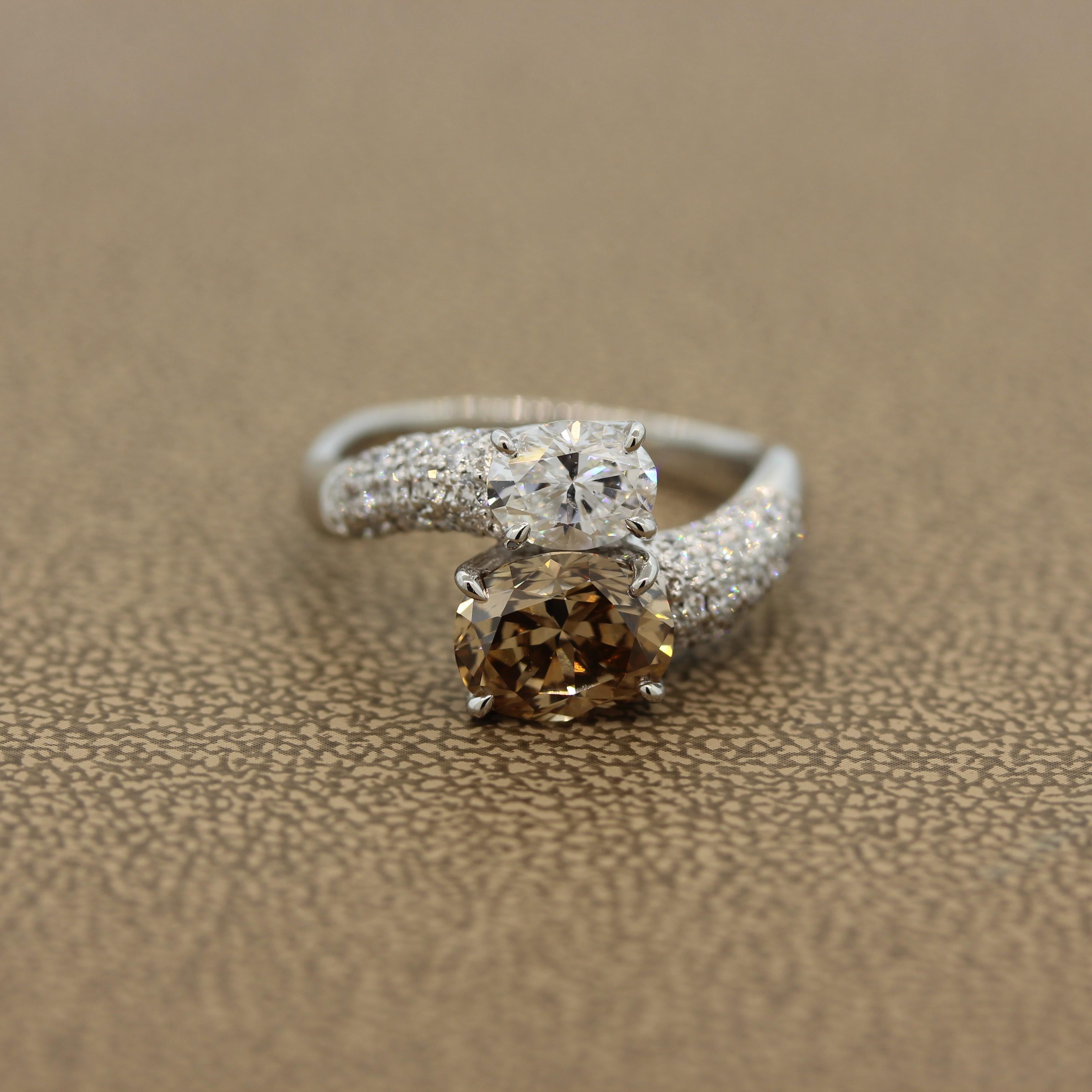 Un sorprendente anello bypass con un diamante taglio ovale color cognac da 1,96 carati accanto a un diamante taglio ovale incolore di qualità VS da 0,76 carati. I due diamanti sono seguiti da 0,58 carati di diamanti taglio rotondo di qualità VS che