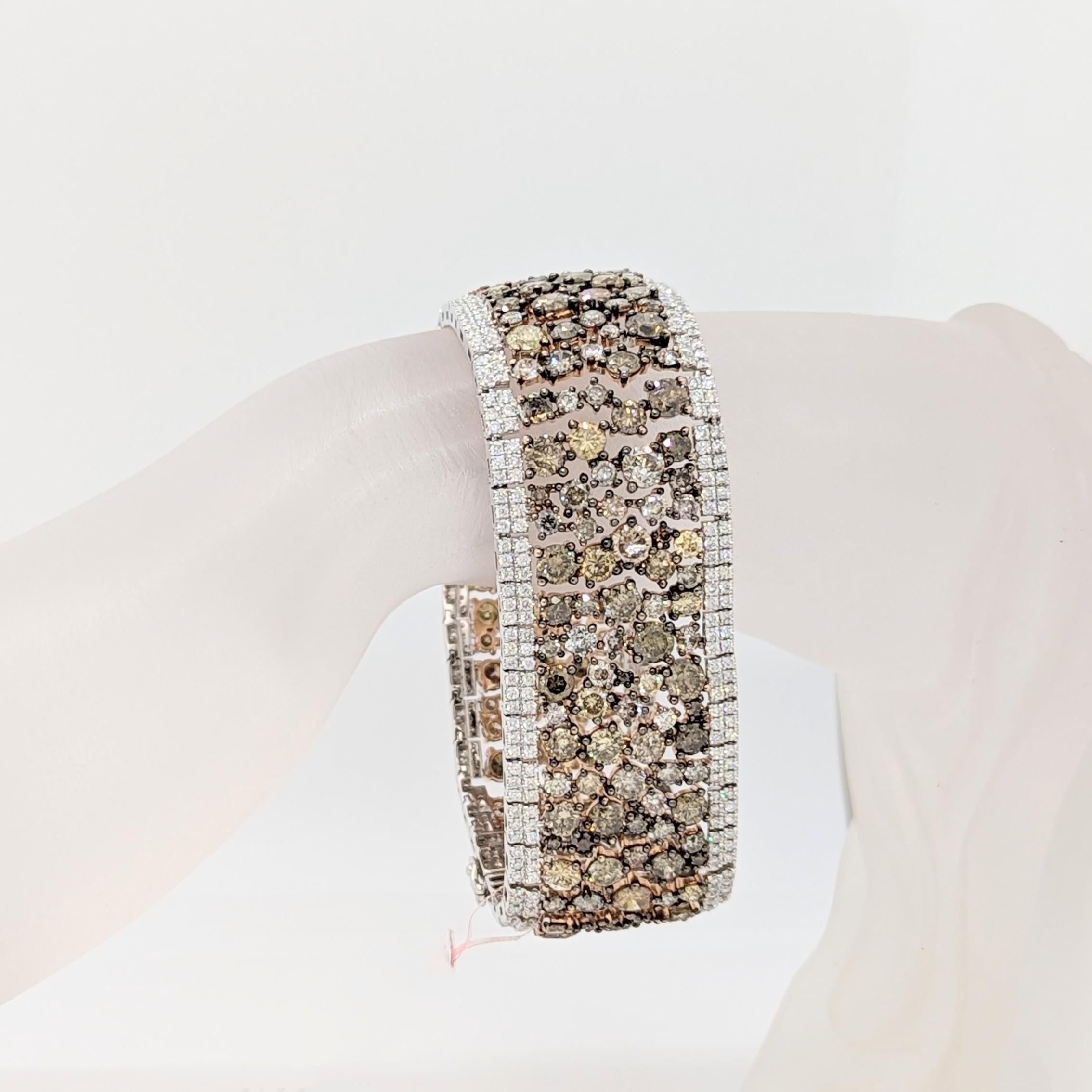 Bellissimo bracciale a grappolo con 42,19 ct. di diamanti bianchi e colorati.  Realizzato a mano in oro rosa e bianco 14 carati.  La lunghezza è di 7,5