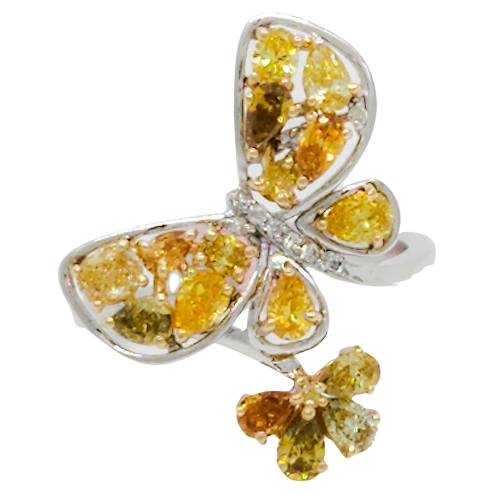 Fancy Farbe und weißer Diamant Schmetterling Design Cocktail Ring in 14k