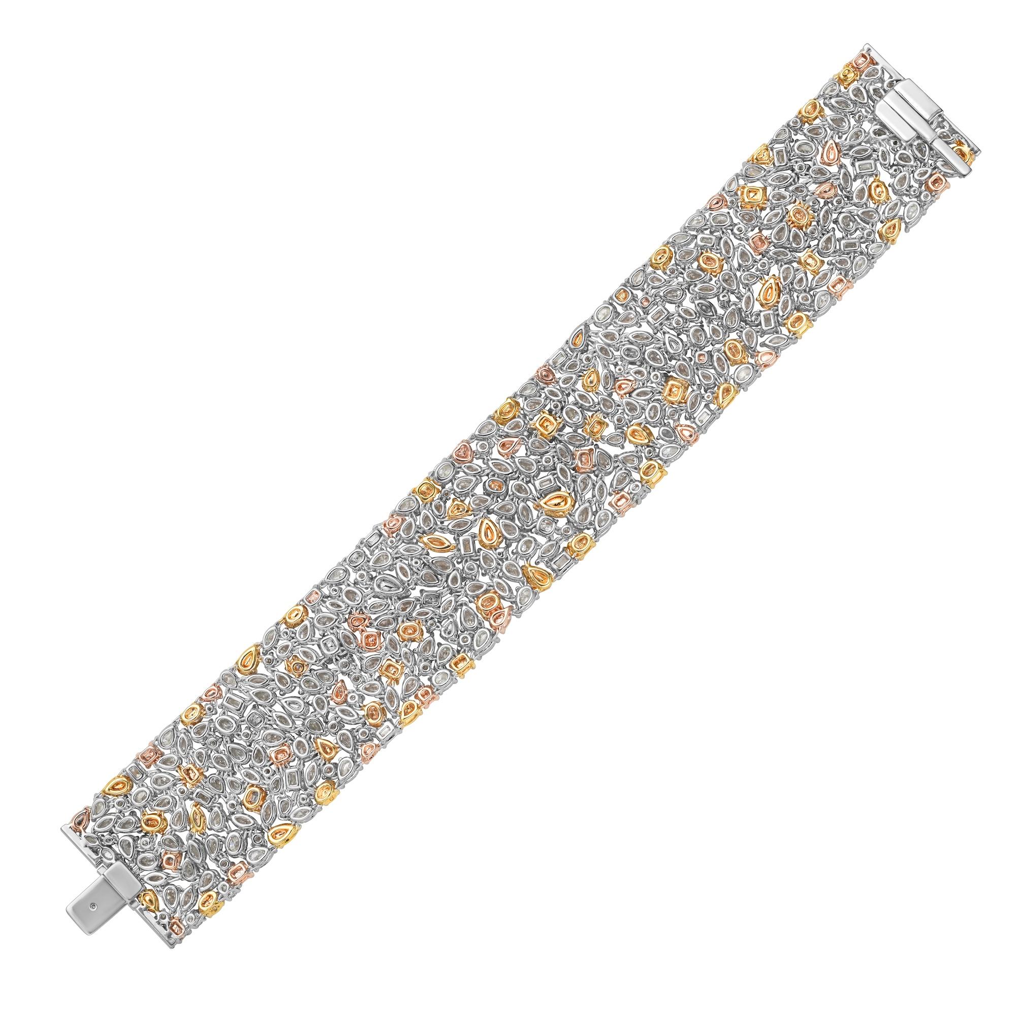 Questo eccezionale bracciale a tappeto è una vera e propria celebrazione del colore naturale e della maestria artigianale. Con 49,60 carati di diamanti naturali di colore e bianchi, mostra uno splendido mix di pietre Fancy Yellow, Orange, Pink,