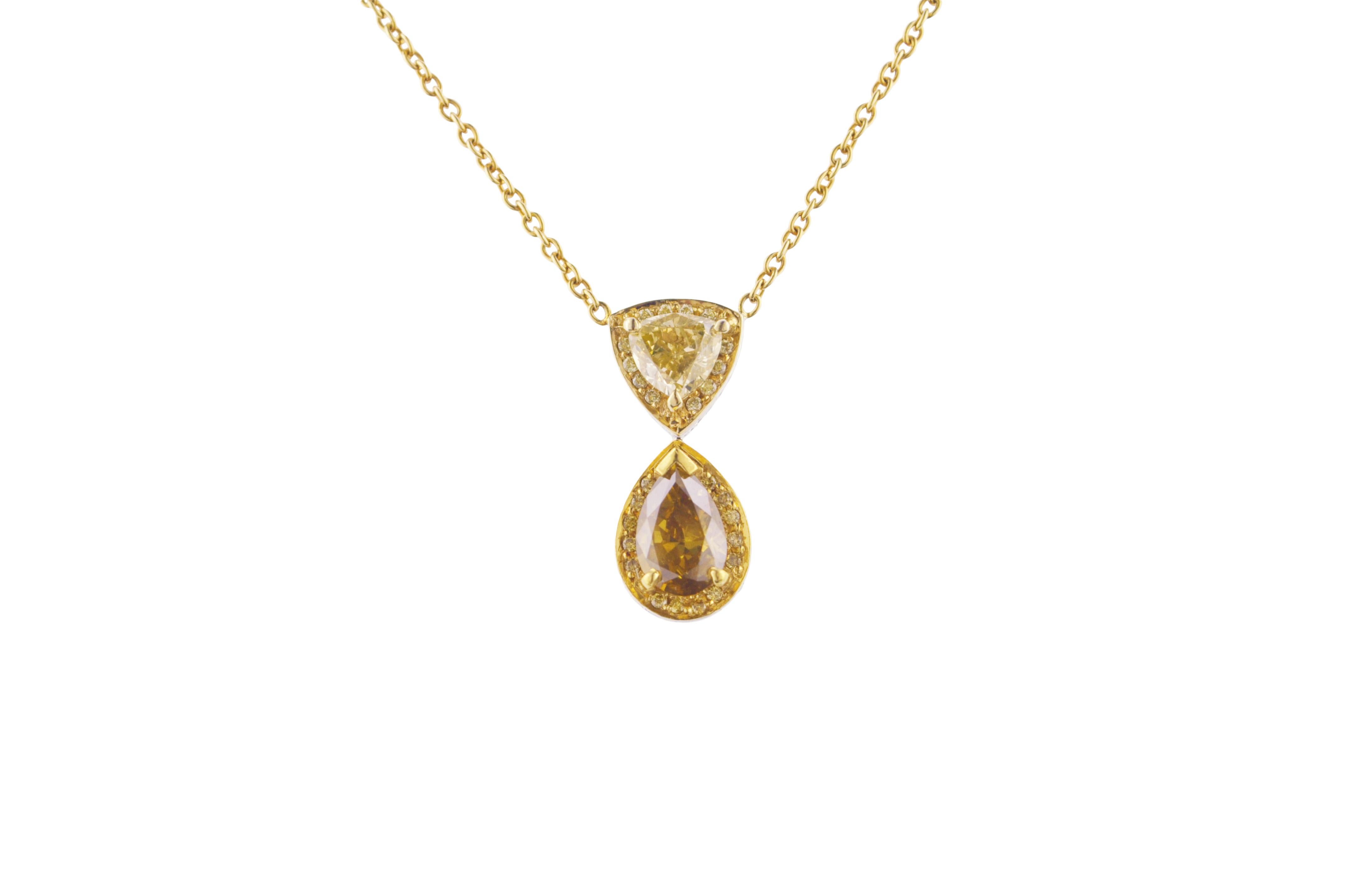 18K yellow gold necklace featuring a fancy greenish yellow diamond, one fancy orangy brown diamond and adorned with white pave diamonds. 

Diamonds:
1 Fancy Greenish Yellow Diamond: 1.20 carats
1 Fancy Orangy Brown Diamond: 1.78 carats