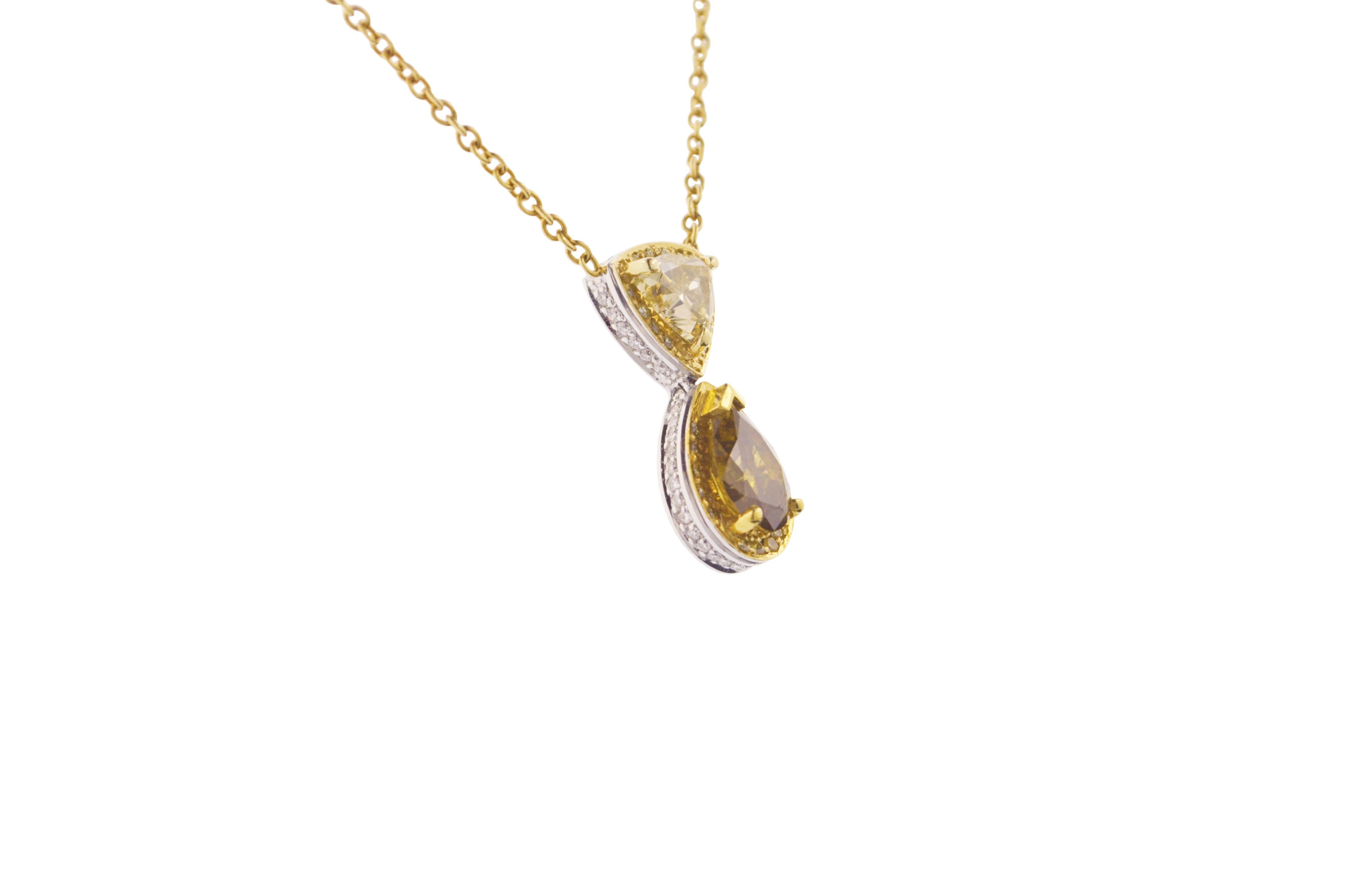 Fancy Color Diamond and Gold Pendant Necklace In Excellent Condition For Sale In New York, NY