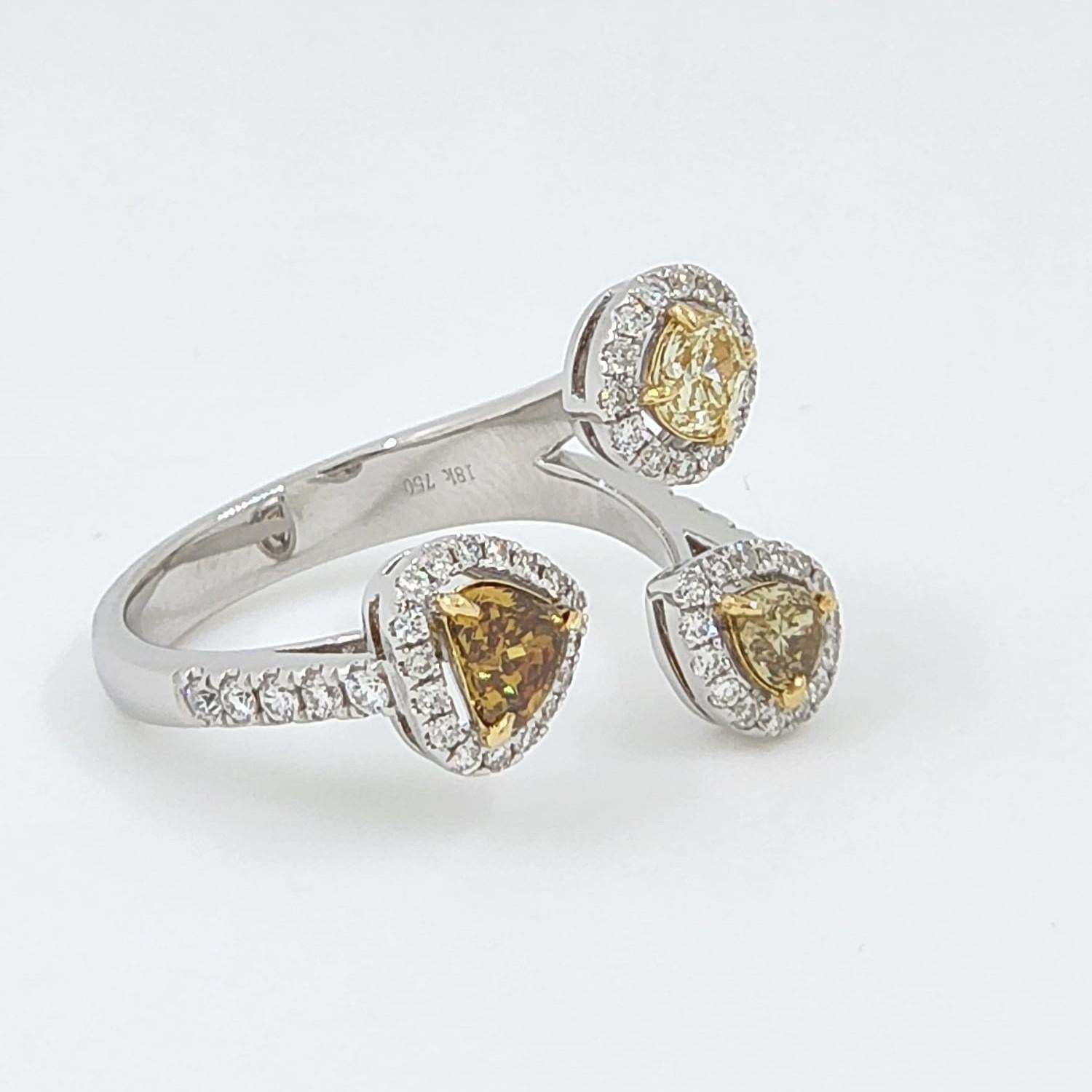 Art déco Bague en or 18 carats avec diamants de couleur fantaisie et diamants ronds en vente