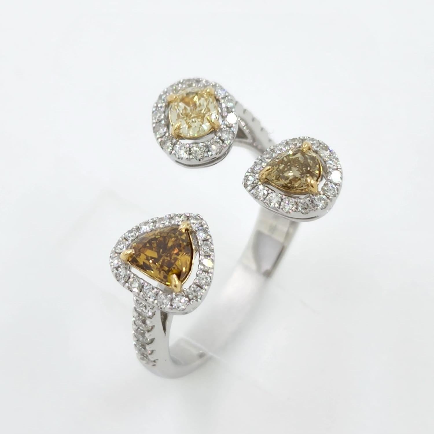 Fancy Color Diamond and Round Diamond Ring in 18K Gold In New Condition For Sale In Hong Kong, HK