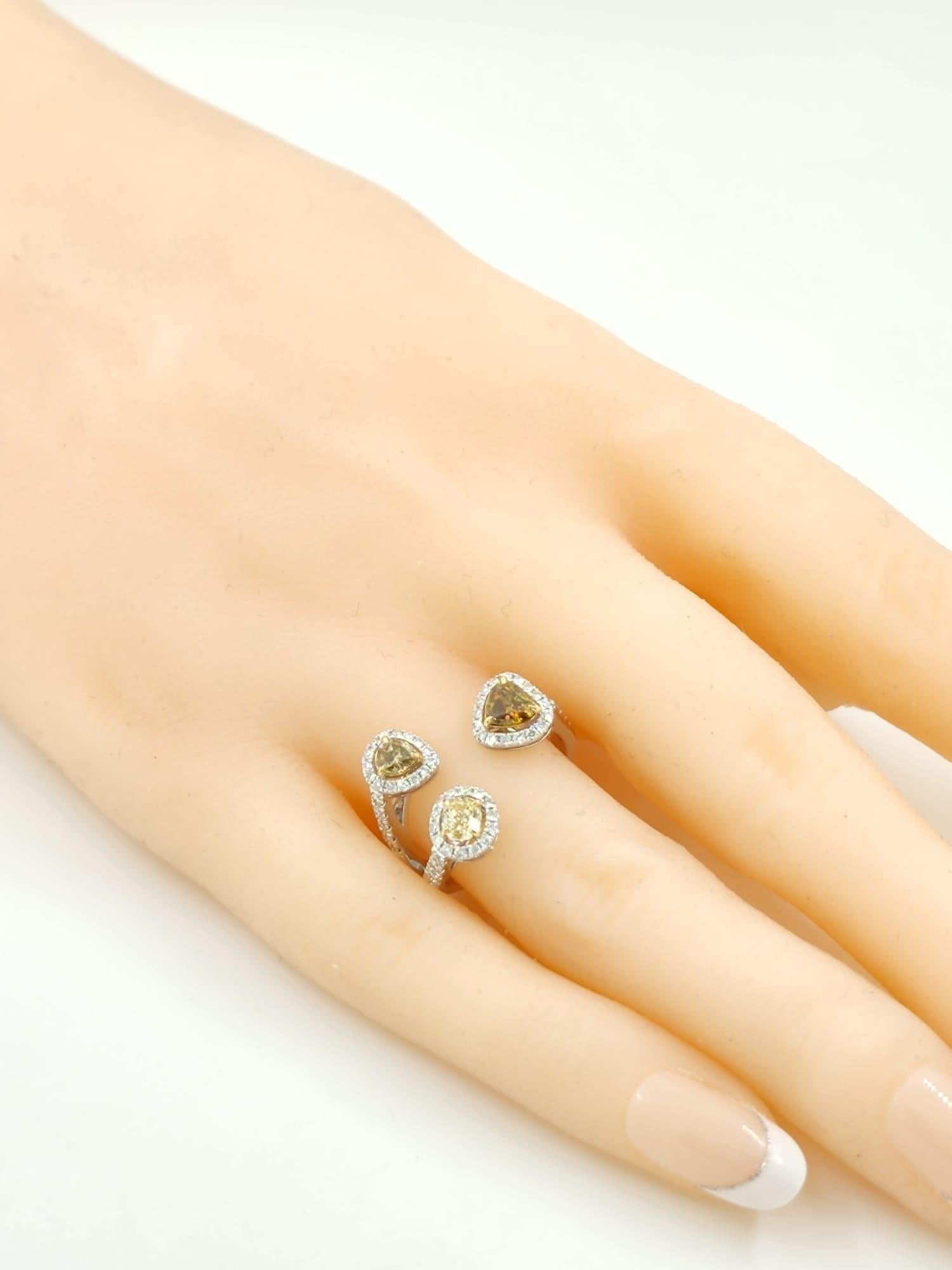 Anillo de diamantes de color fantasía y diamantes redondos en oro de 18 quilates en venta 1