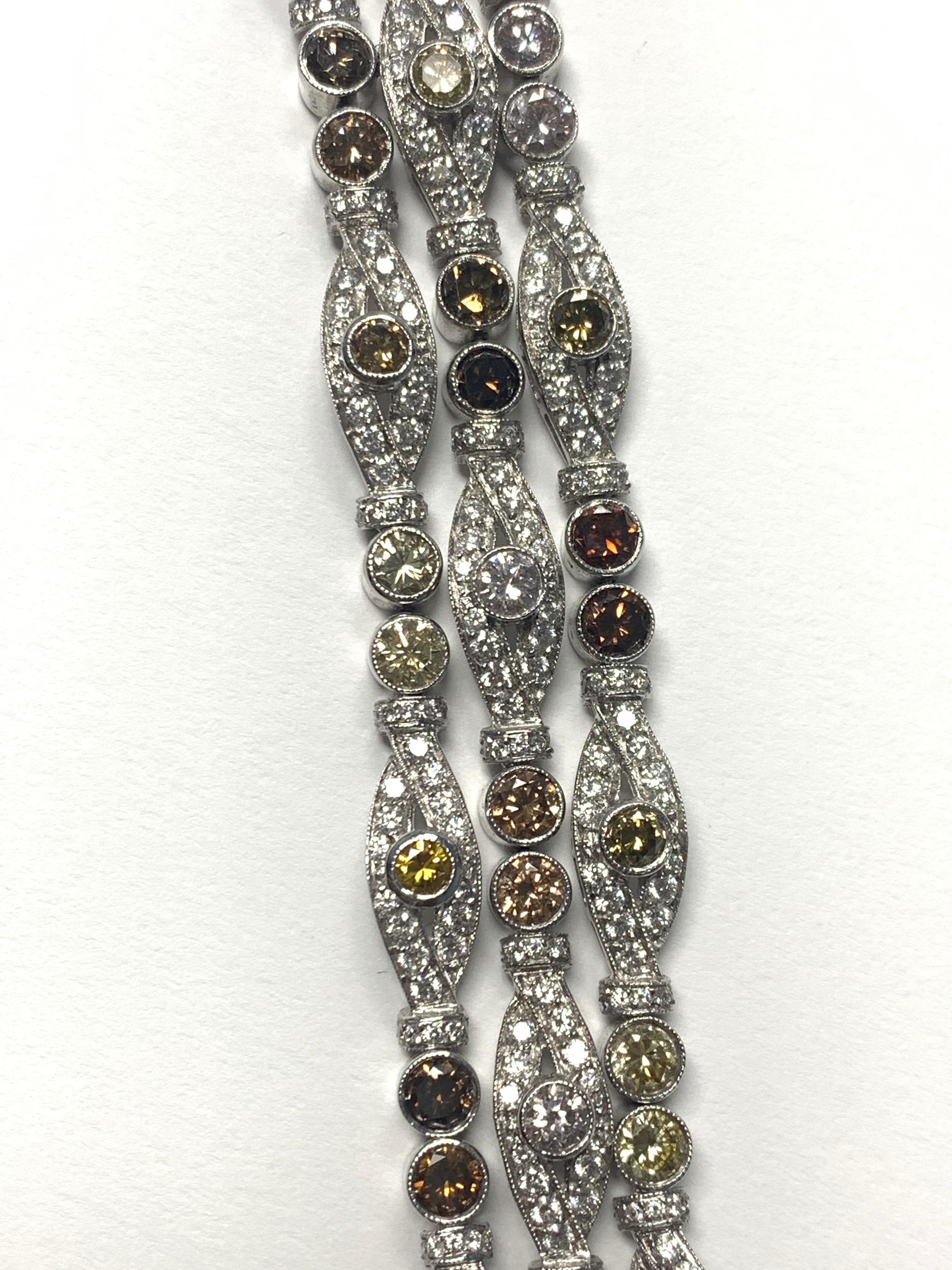 Notre magnifique bracelet de diamants blancs et de couleur fantaisie, unique en son genre, a été réalisé à la main en platine. 
Les détails sont les suivants : 
Poids du diamant : 17,50 carats 
Métal : Platine 
Mesures : 7 pouces 

