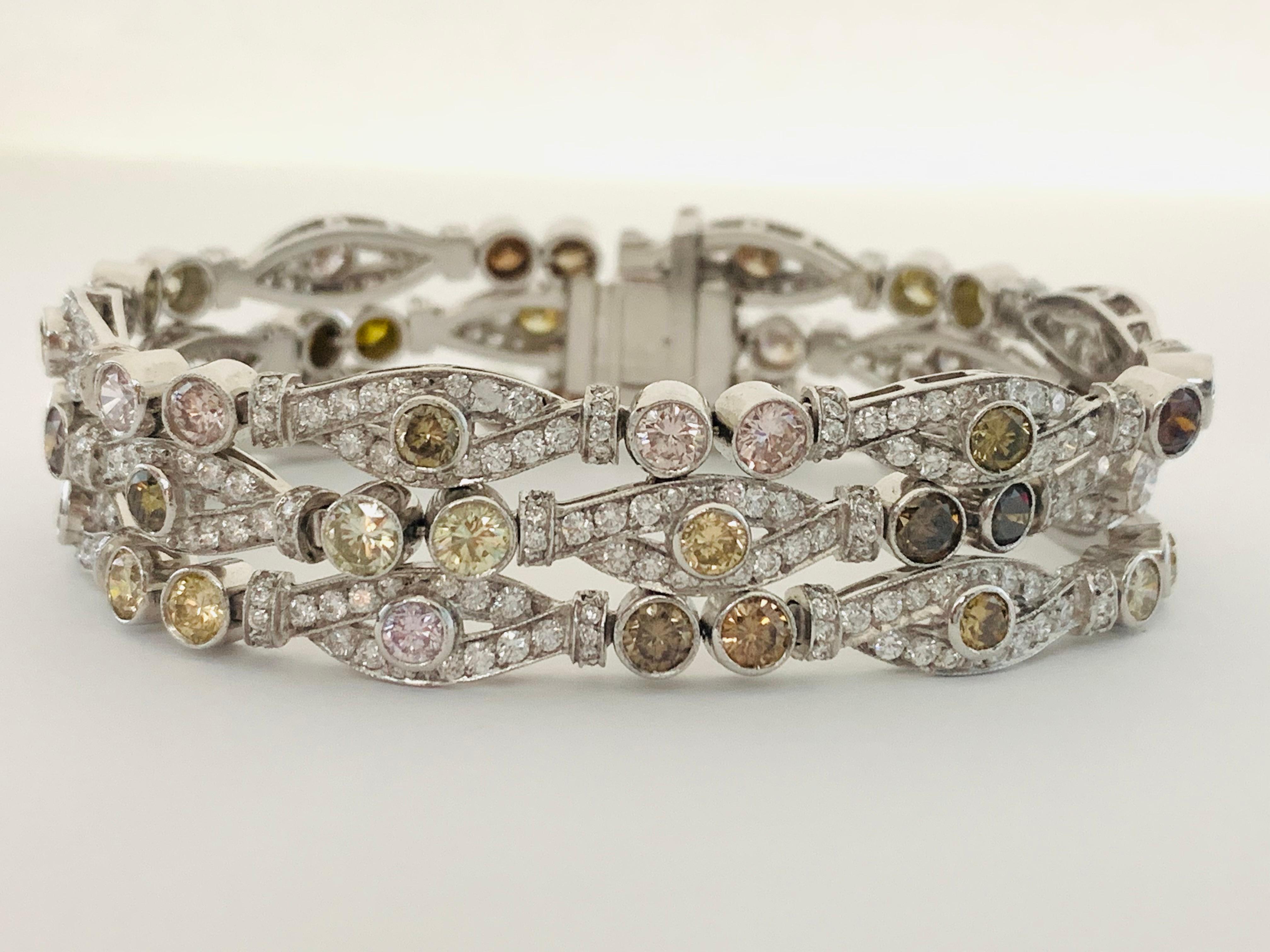 Taille ronde Bracelet en platine avec diamants de couleur fantaisie et diamants blancs en vente