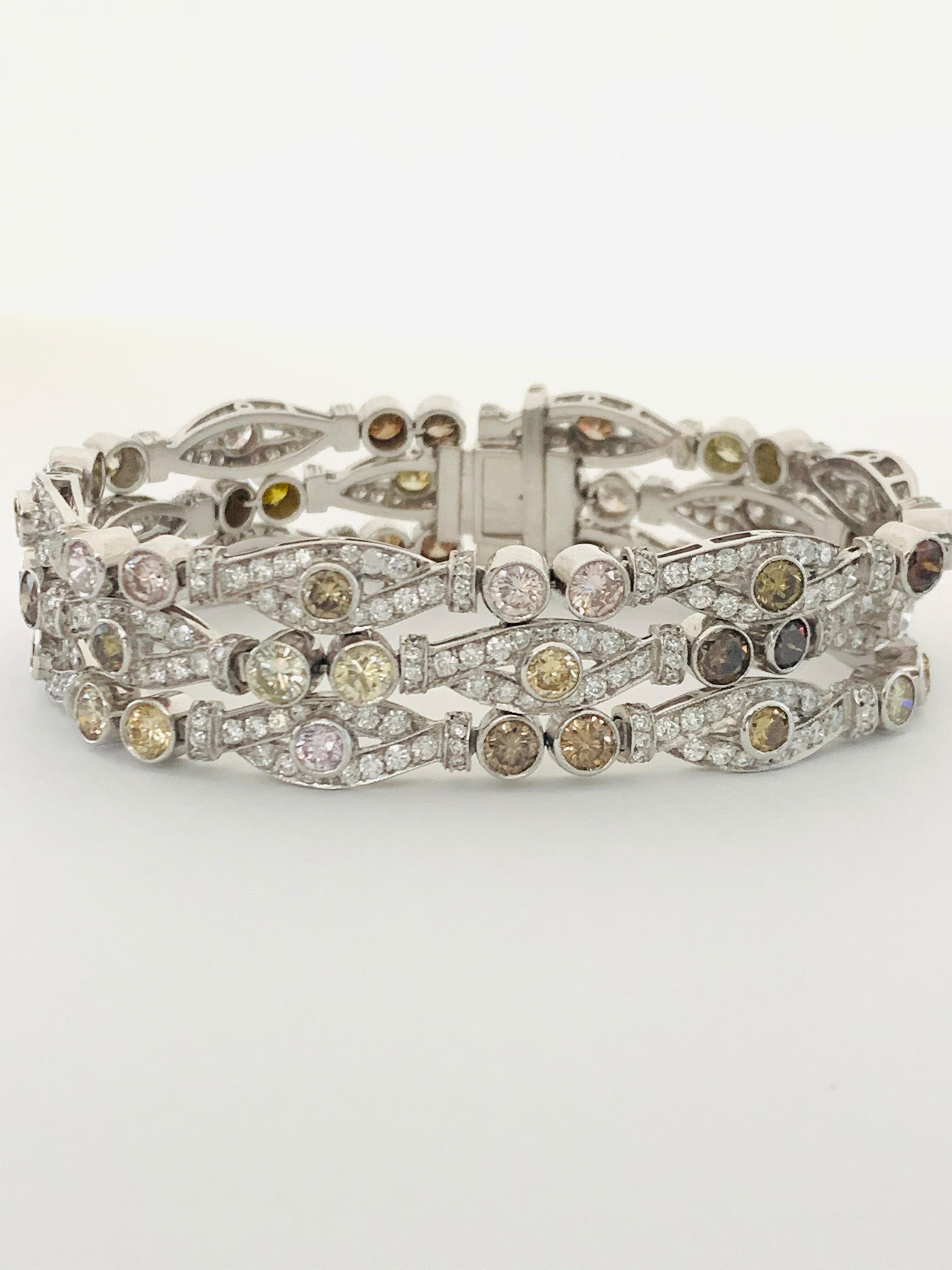 Bracciale con diamanti bianchi e diamanti colorati in platino In condizioni Nuovo in vendita a New York, NY