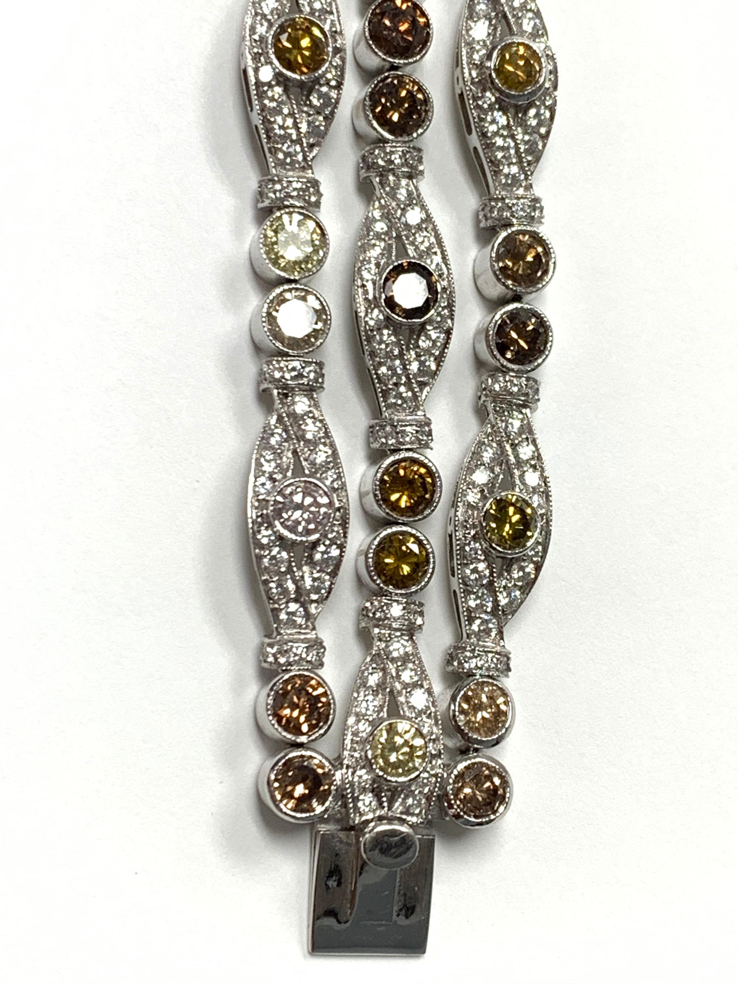 Bracciale con diamanti bianchi e diamanti colorati in platino in vendita 4