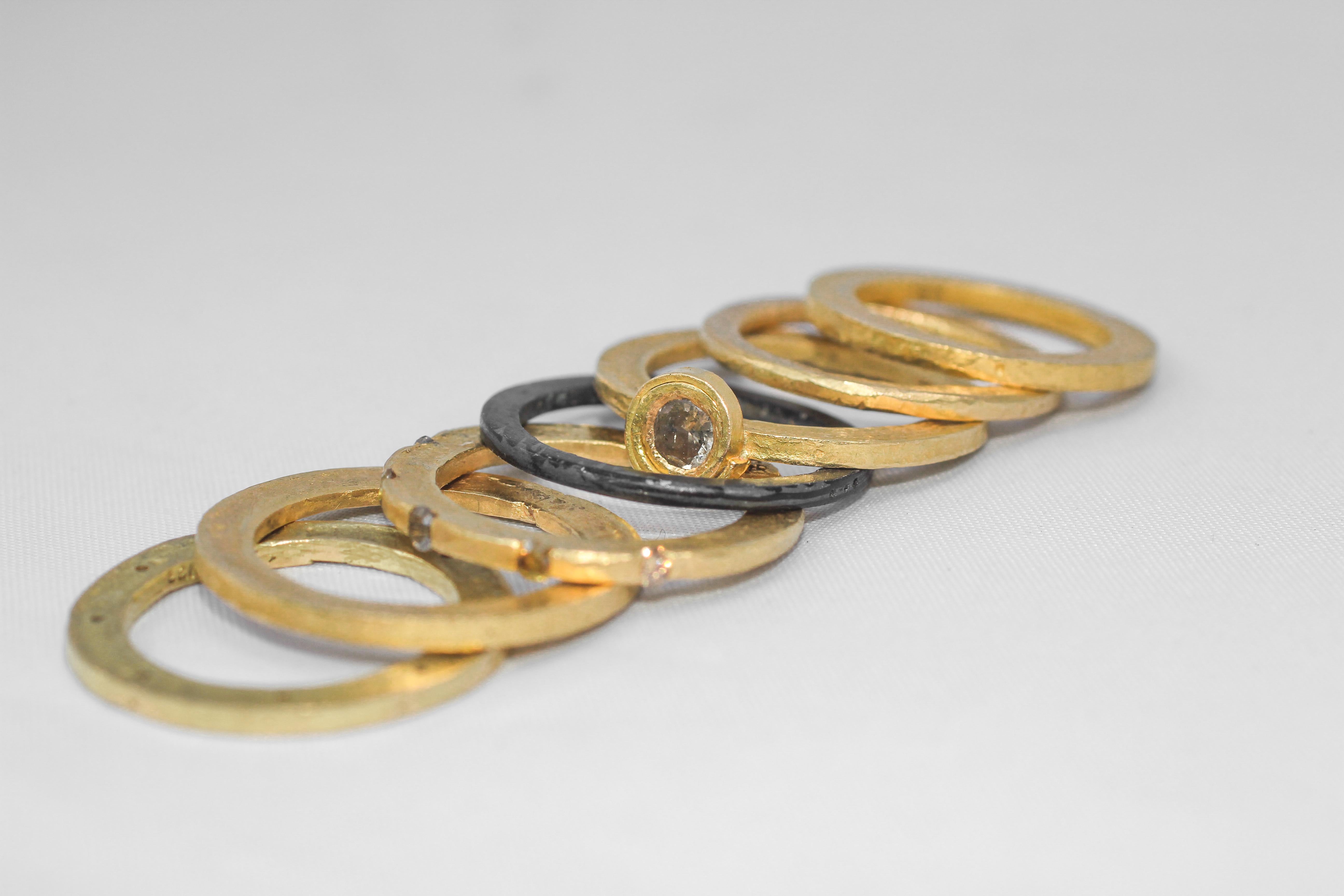 Ein substanzielles Hochzeits- oder Verlobungsband, das aus sieben Ringen aus 18- und 22-karätigem Gold besteht, die mit braunen, gebrochen weißen und gelben Fancy-Diamanten besetzt sind. Das satte Gelb des hochkarätigen Goldes wird durch ein Band