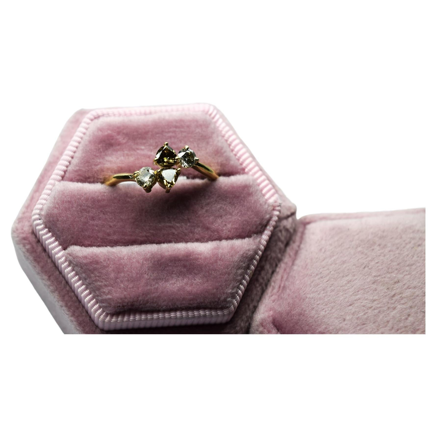 Bague à grappes de diamants de couleur fantaisie en or jaune en vente