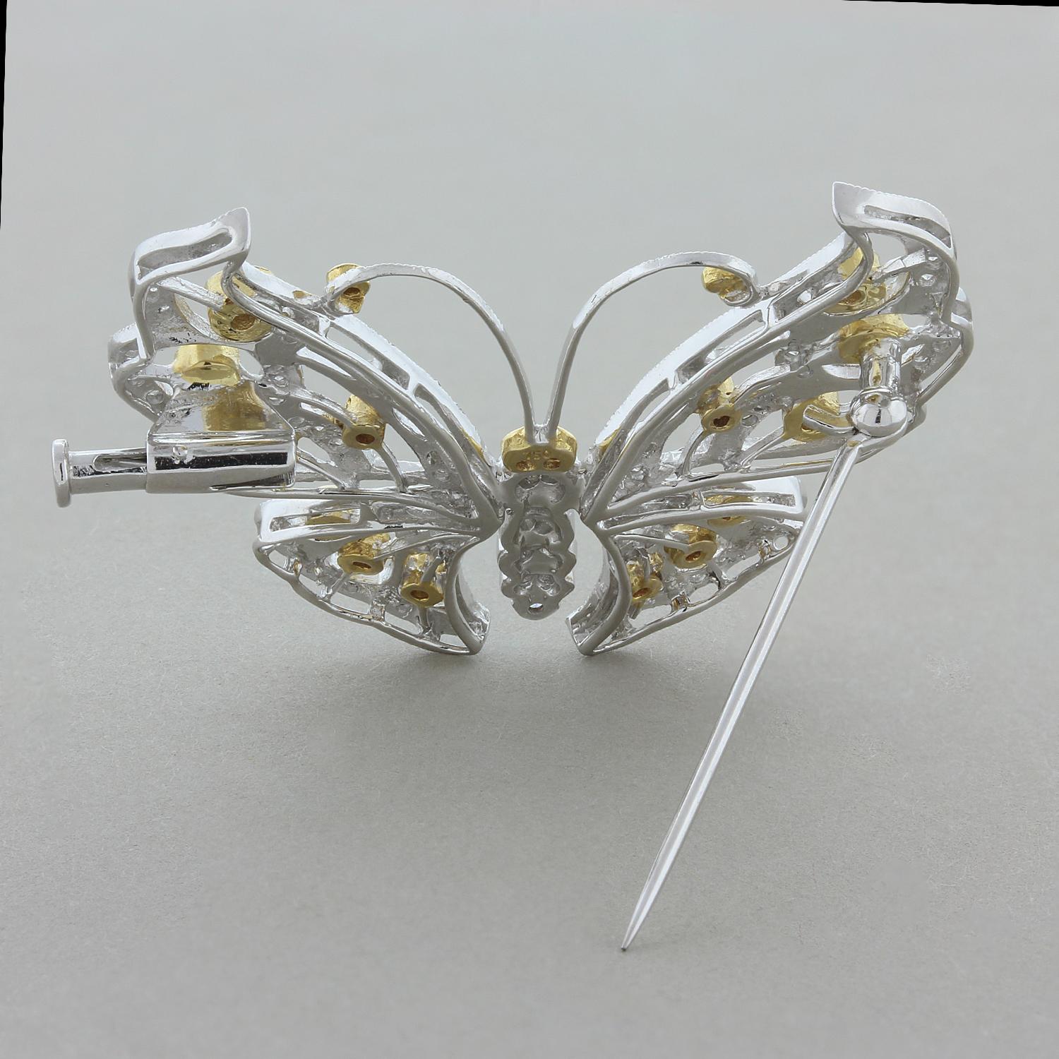 Broche papillon en or et diamants de couleur fantaisie Unisexe en vente