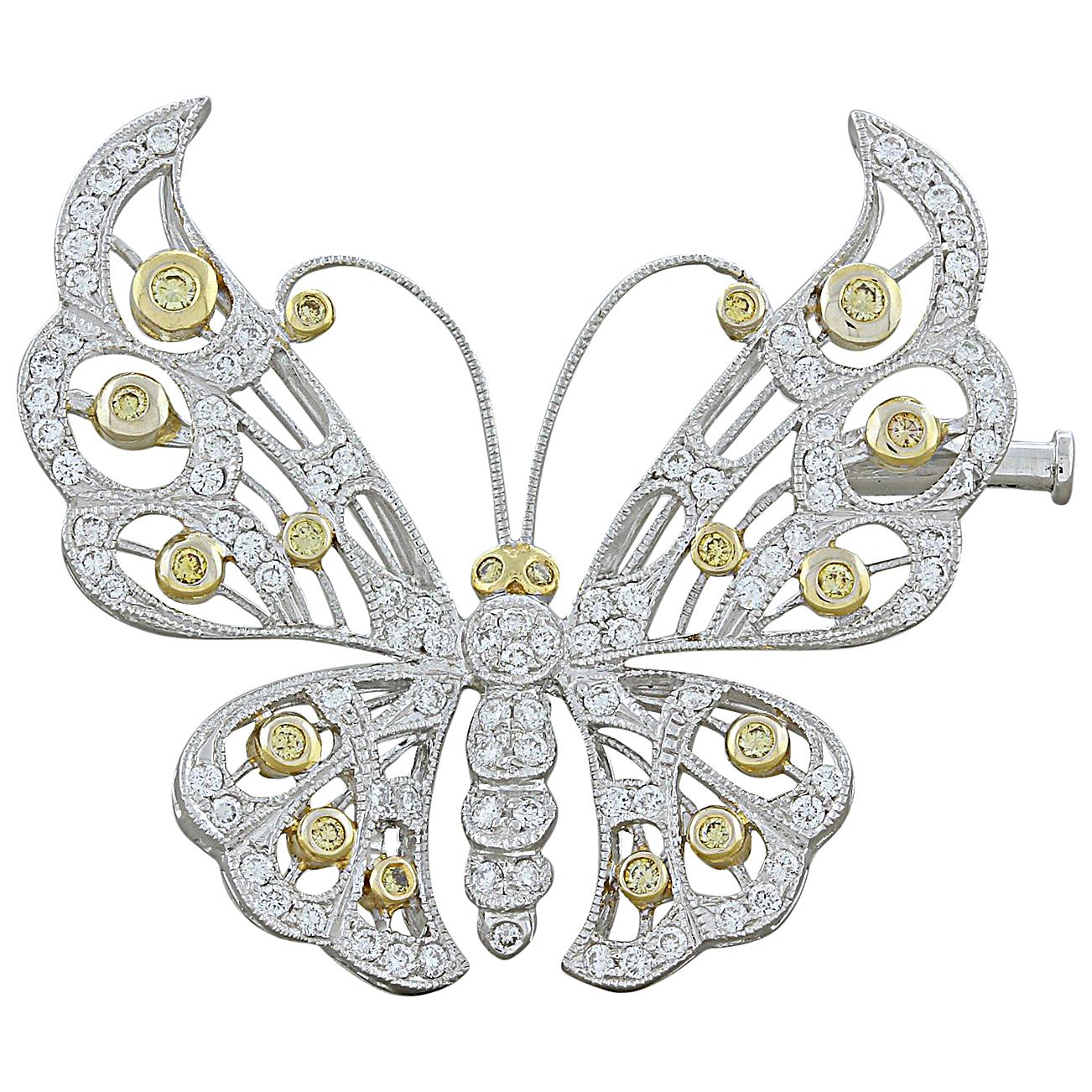 Spilla a forma di farfalla in oro con diamanti di colore fantasia