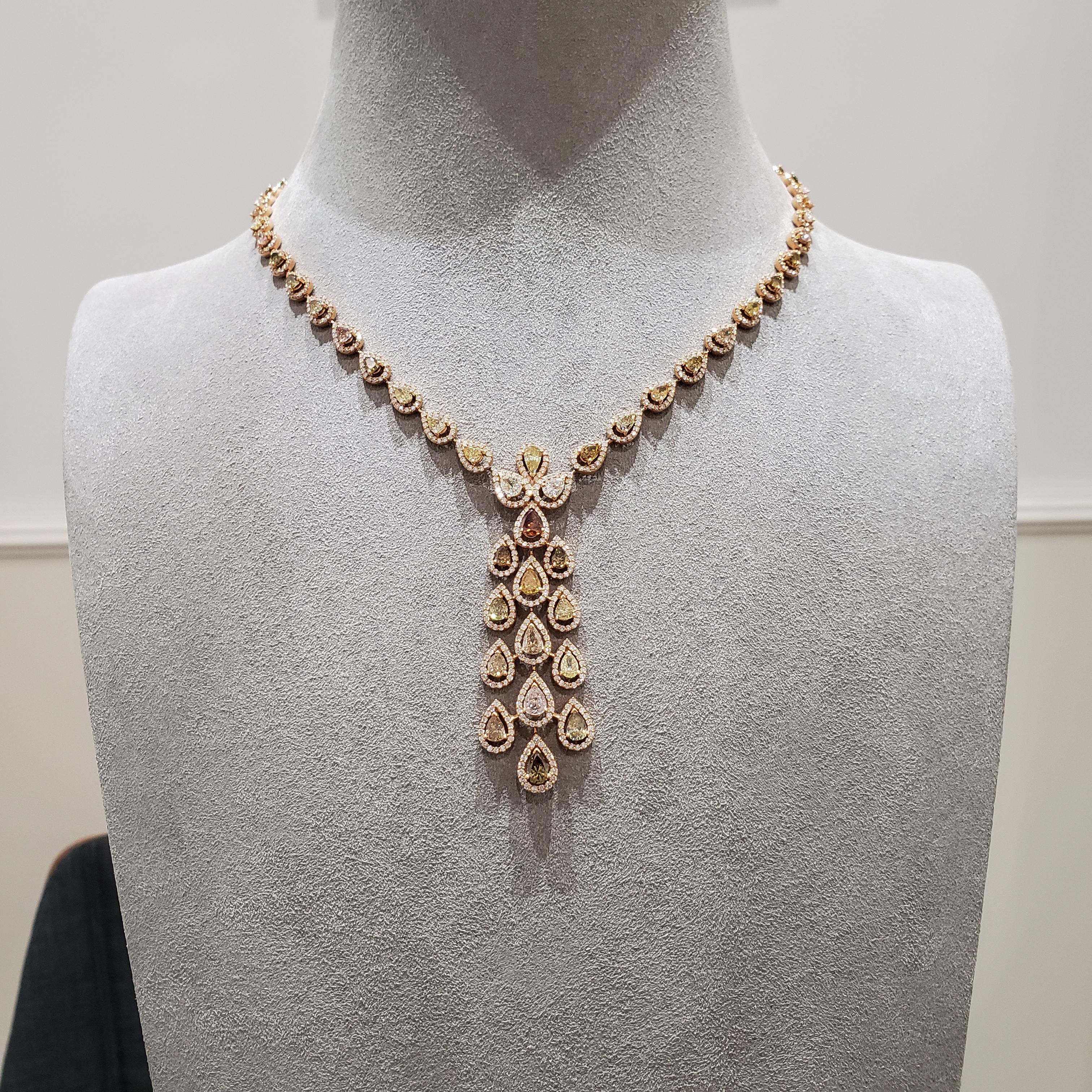 Collier en forme de poire avec halo de diamants naturels de couleur fantaisie de 13,08 carats au total Pour femmes en vente