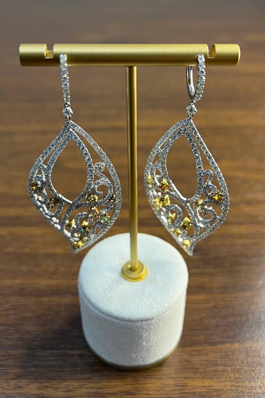 Ausgefallene Farbe und weißer Diamant Ausgefallene Eleganz 18K Weißgold Statement-Ohrringe im Angebot 6
