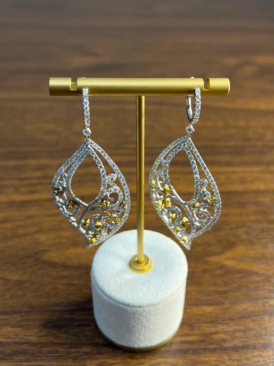 Ausgefallene Farbe und weißer Diamant Ausgefallene Eleganz 18K Weißgold Statement-Ohrringe (Gemischter Schliff) im Angebot