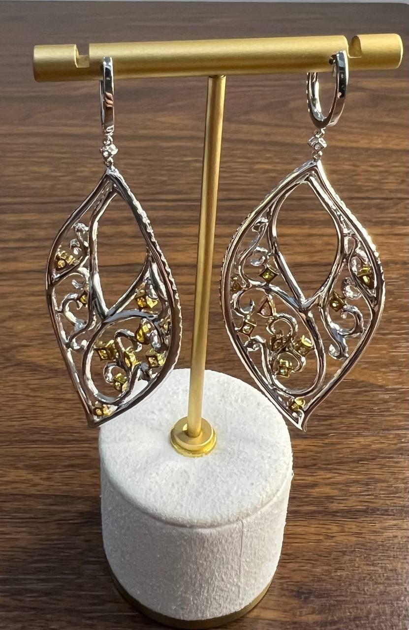 Ausgefallene Farbe und weißer Diamant Ausgefallene Eleganz 18K Weißgold Statement-Ohrringe im Zustand „Neu“ im Angebot in Oakton, VA
