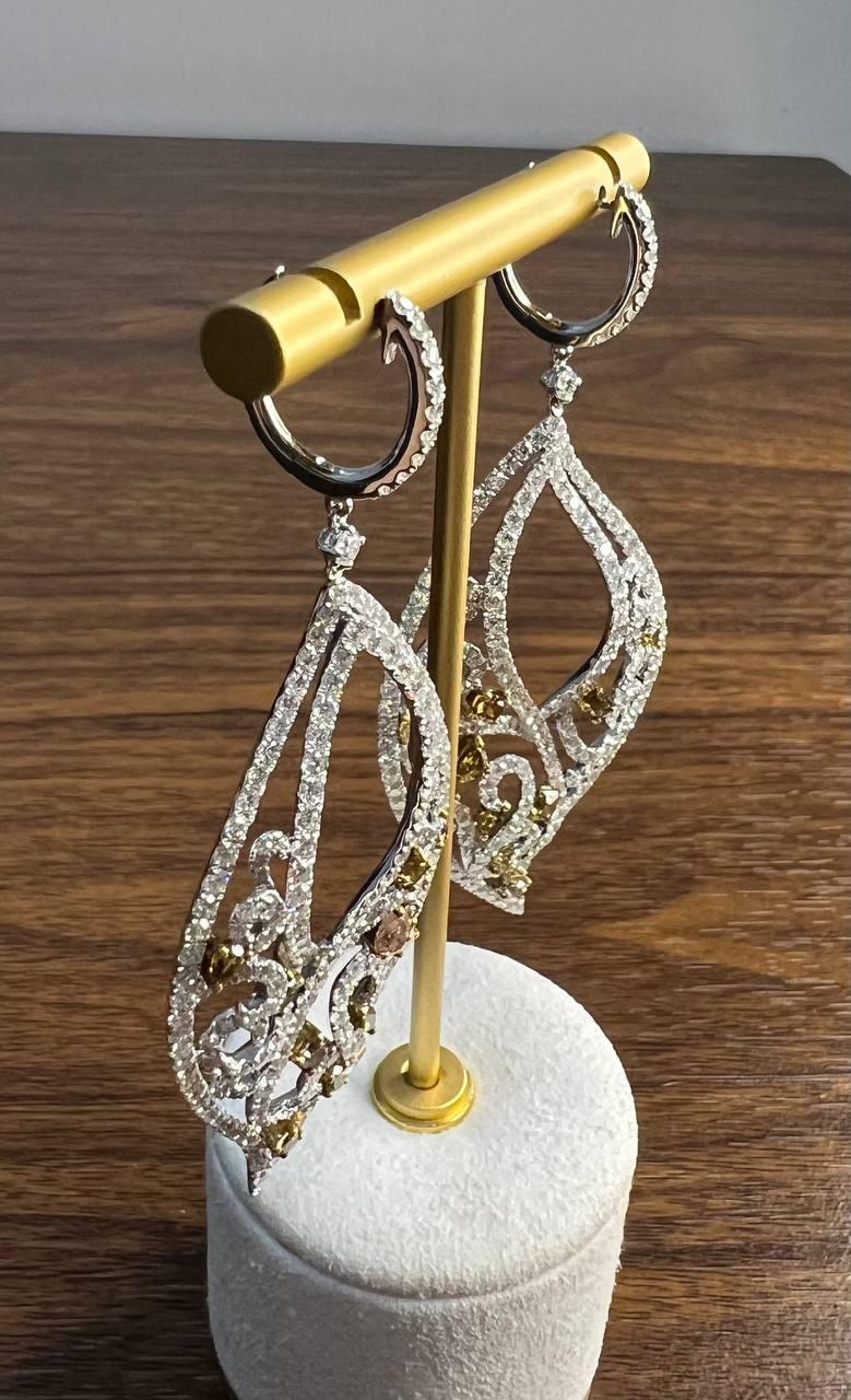 Ausgefallene Farbe und weißer Diamant Ausgefallene Eleganz 18K Weißgold Statement-Ohrringe Damen im Angebot