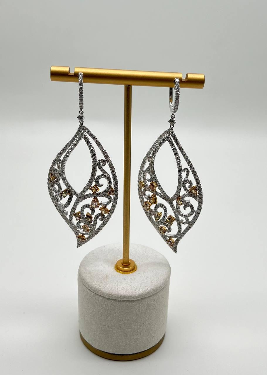 Ausgefallene Farbe und weißer Diamant Ausgefallene Eleganz 18K Weißgold Statement-Ohrringe im Angebot 1