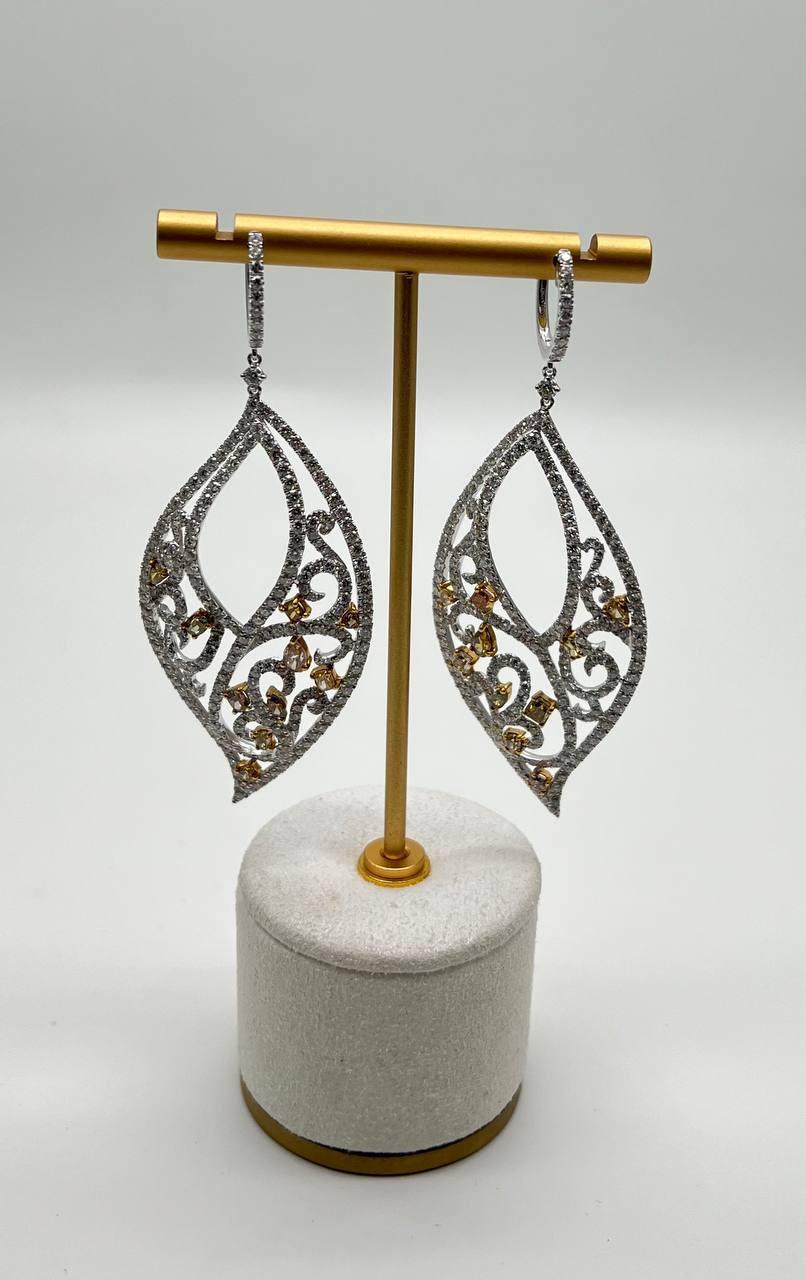 Ausgefallene Farbe und weißer Diamant Ausgefallene Eleganz 18K Weißgold Statement-Ohrringe im Angebot 2