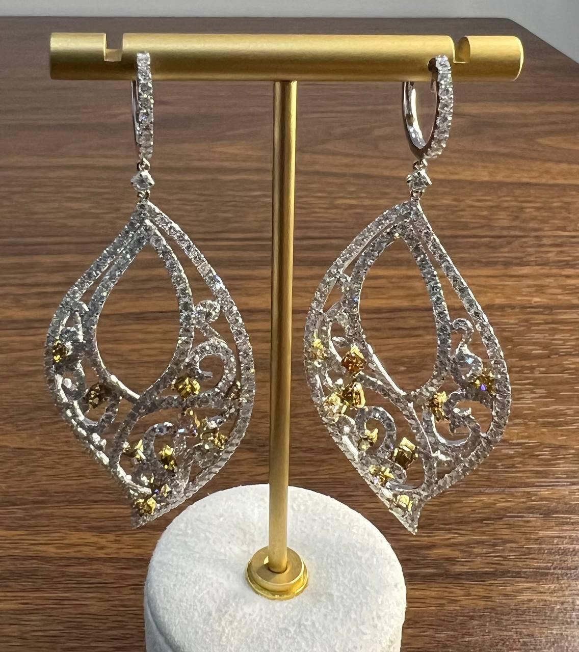 Ausgefallene Farbe und weißer Diamant Ausgefallene Eleganz 18K Weißgold Statement-Ohrringe im Angebot 3