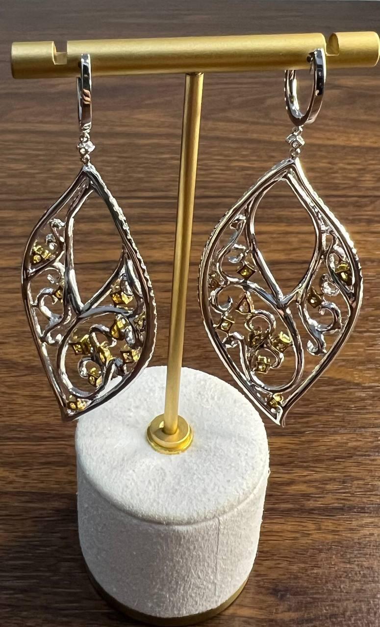 Ausgefallene Farbe und weißer Diamant Ausgefallene Eleganz 18K Weißgold Statement-Ohrringe im Angebot 4