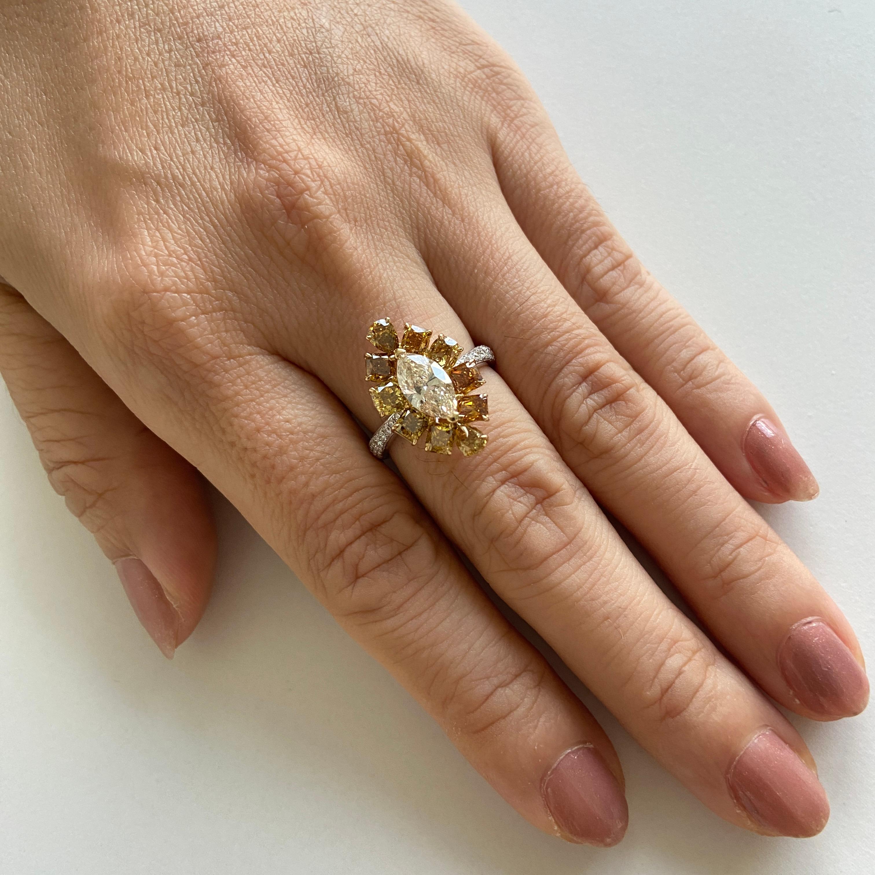 Fancy Colored Diamond Cocktail Ring made in 18K Gold In New Condition For Sale In Hong Kong, HK