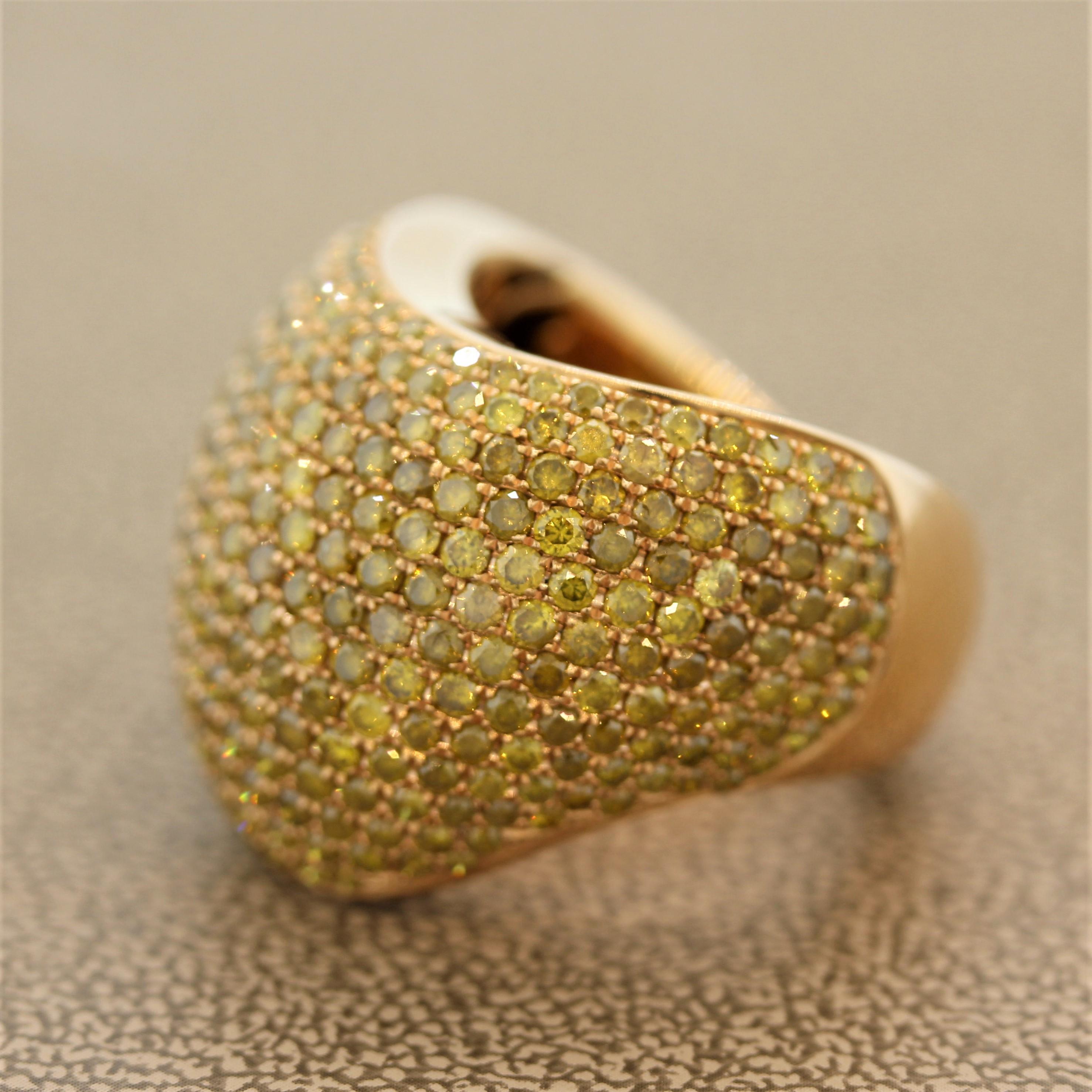 Taille ronde Bague cocktail en or avec diamants de couleur fantaisie en vente