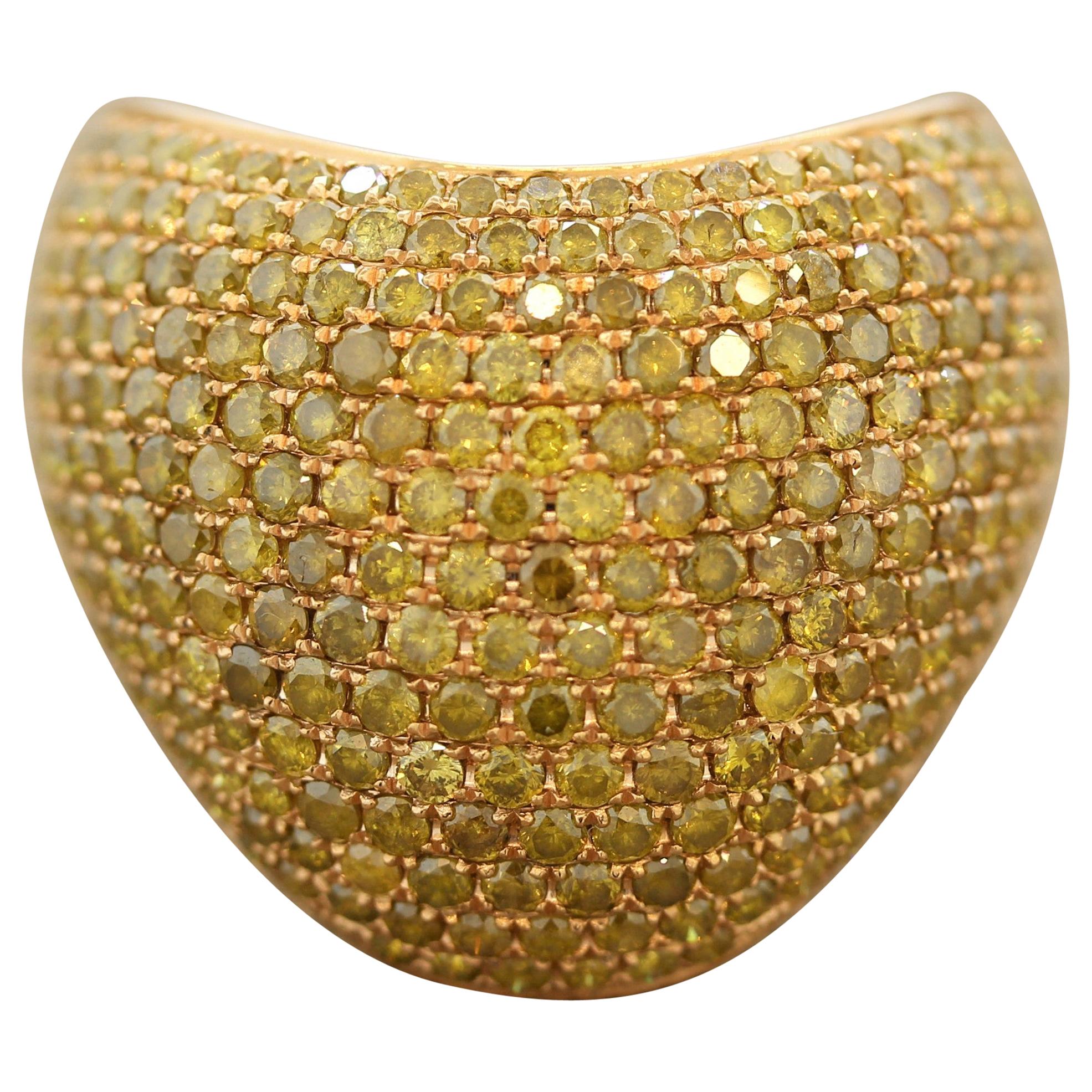 Cocktailring aus Gold mit ausgefallenen farbigen Diamanten