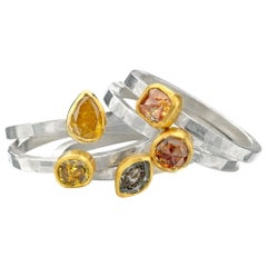 Stack-Ringe mit ausgefallenen farbigen Diamanten aus 22 Karat Gold und Argentium Silber
