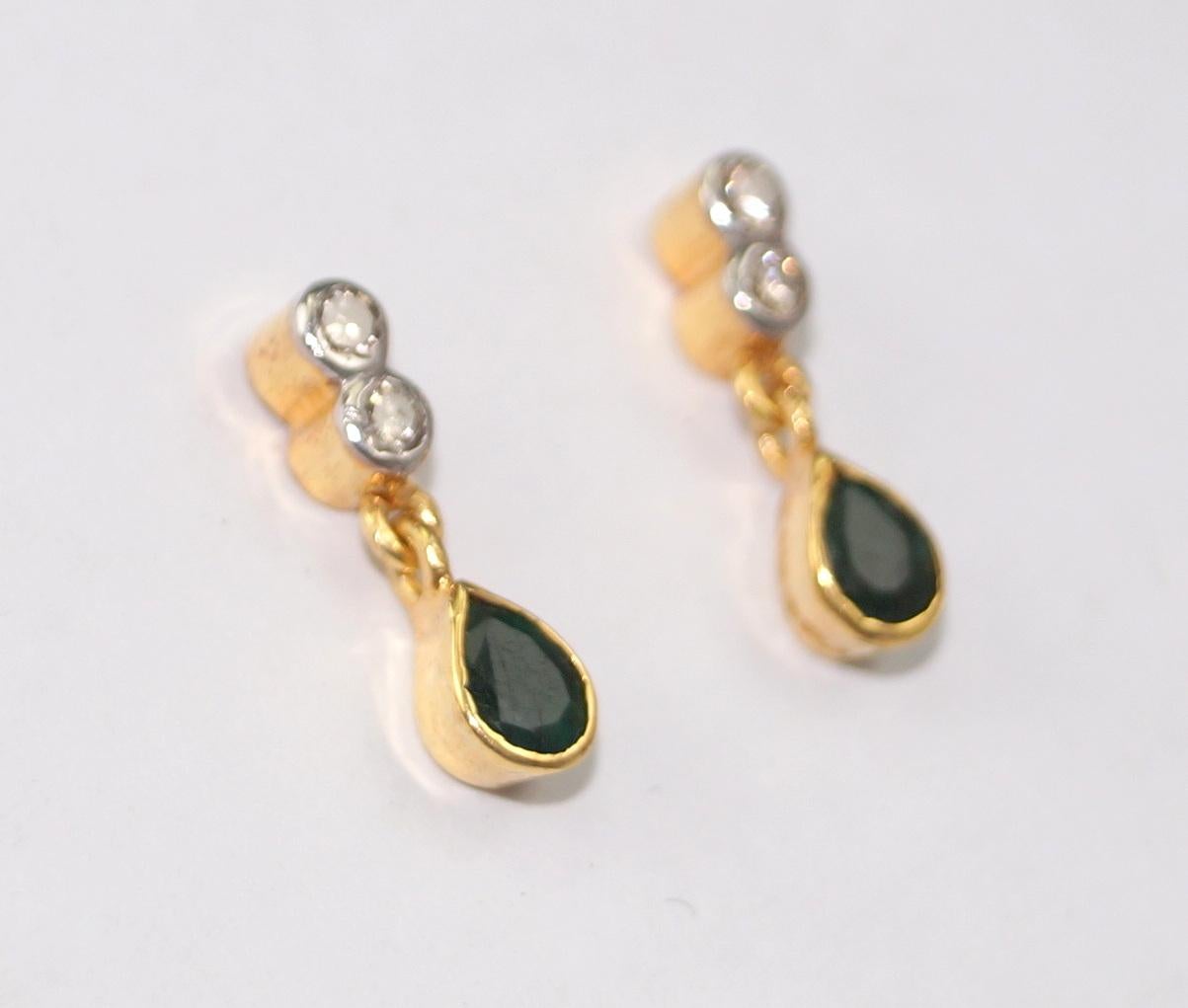Ausgefallene farbige Ohrringe mit natürlichen Diamanten im Rosenschliff, Smaragden und Smaragden 925, vergoldet (Zeitgenössisch) im Angebot