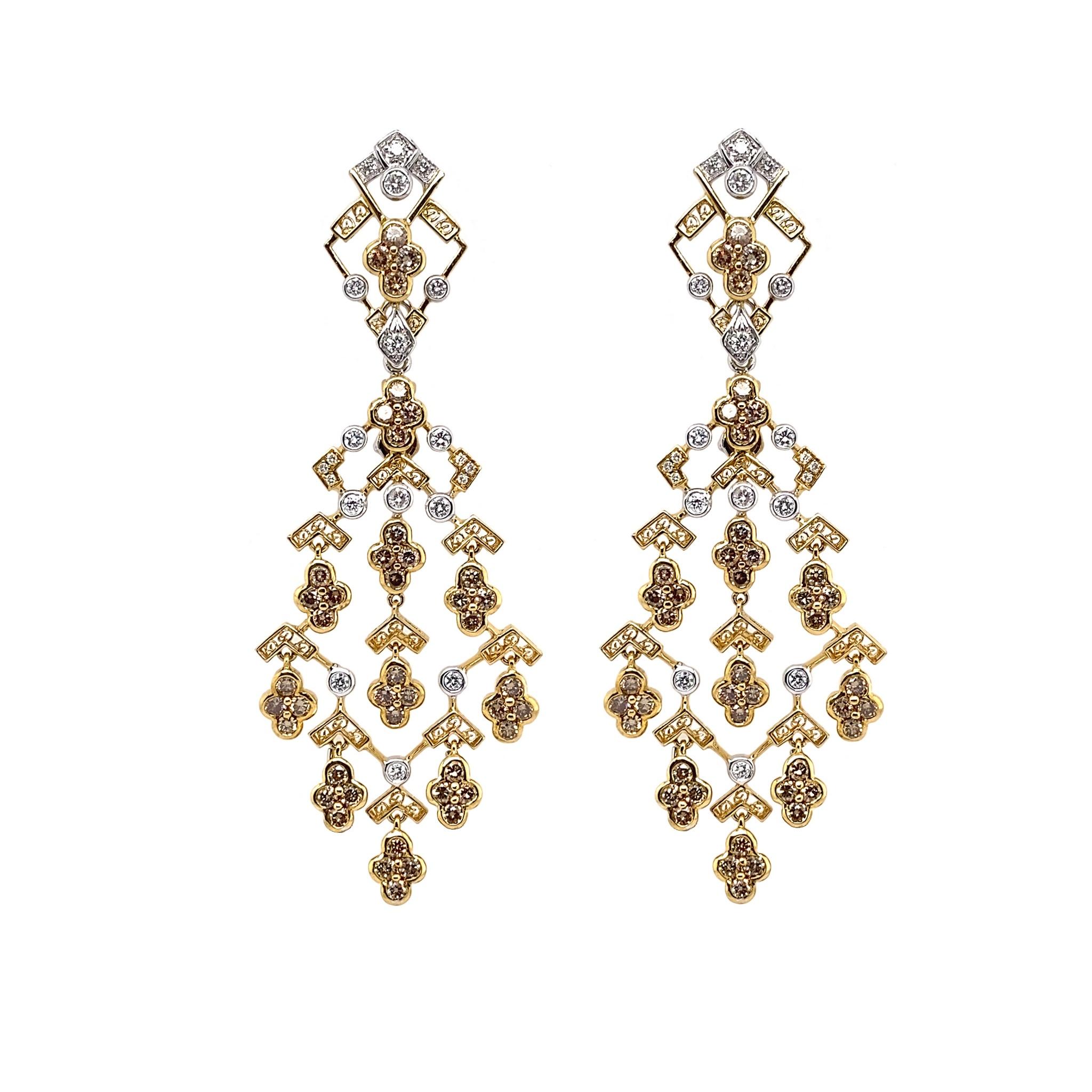 Artisan Boucles d'oreilles « Lustre » en or jaune et blanc 18 carats avec diamants blancs de couleur fantaisie en vente