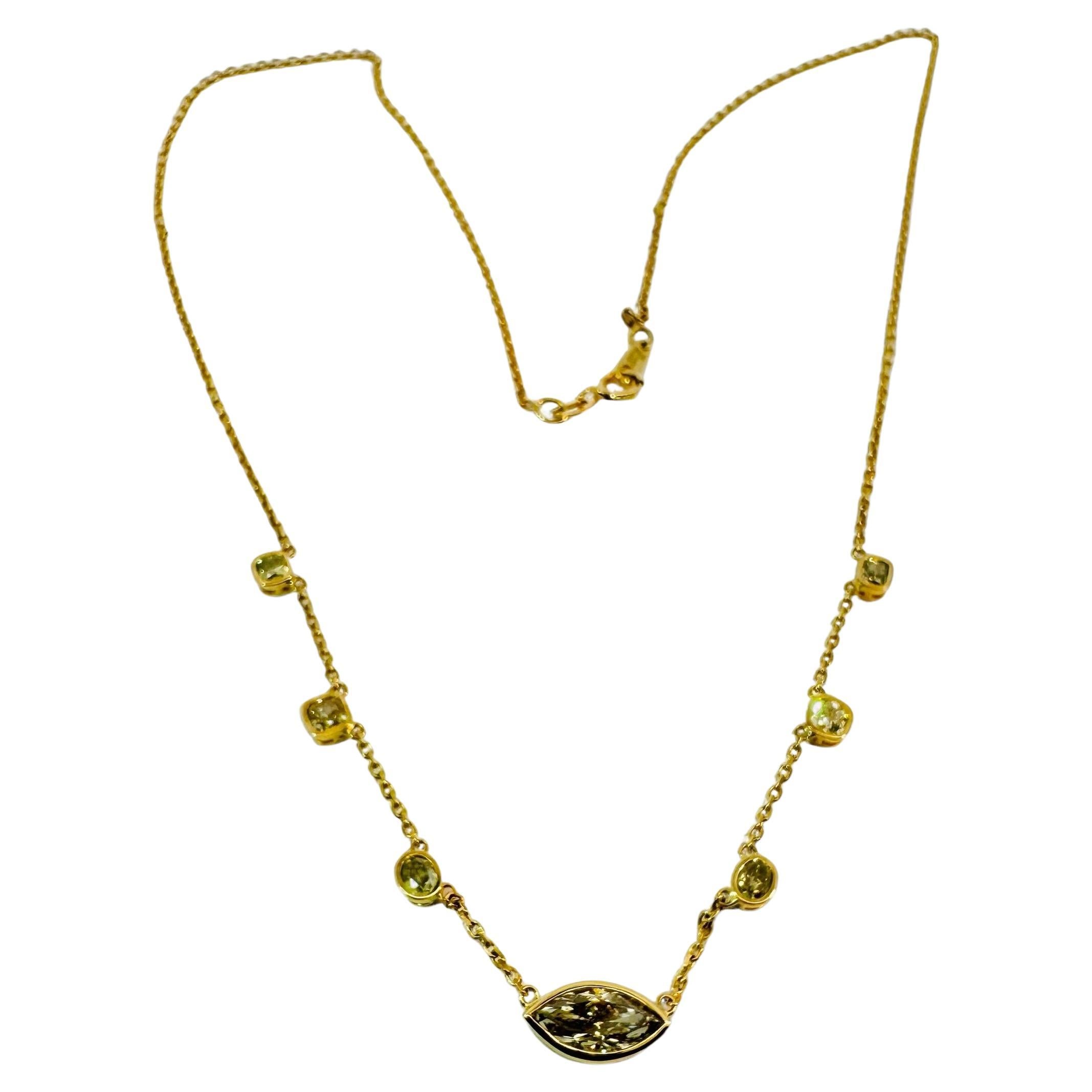 Questa collana abbagliante presenta un'incredibile serie di diamanti che catturano la luce da ogni angolazione, aggiungendo un tocco di eleganza a qualsiasi abbigliamento. La combinazione di oro a 14 e 18 carati crea un pezzo di lusso e di alta