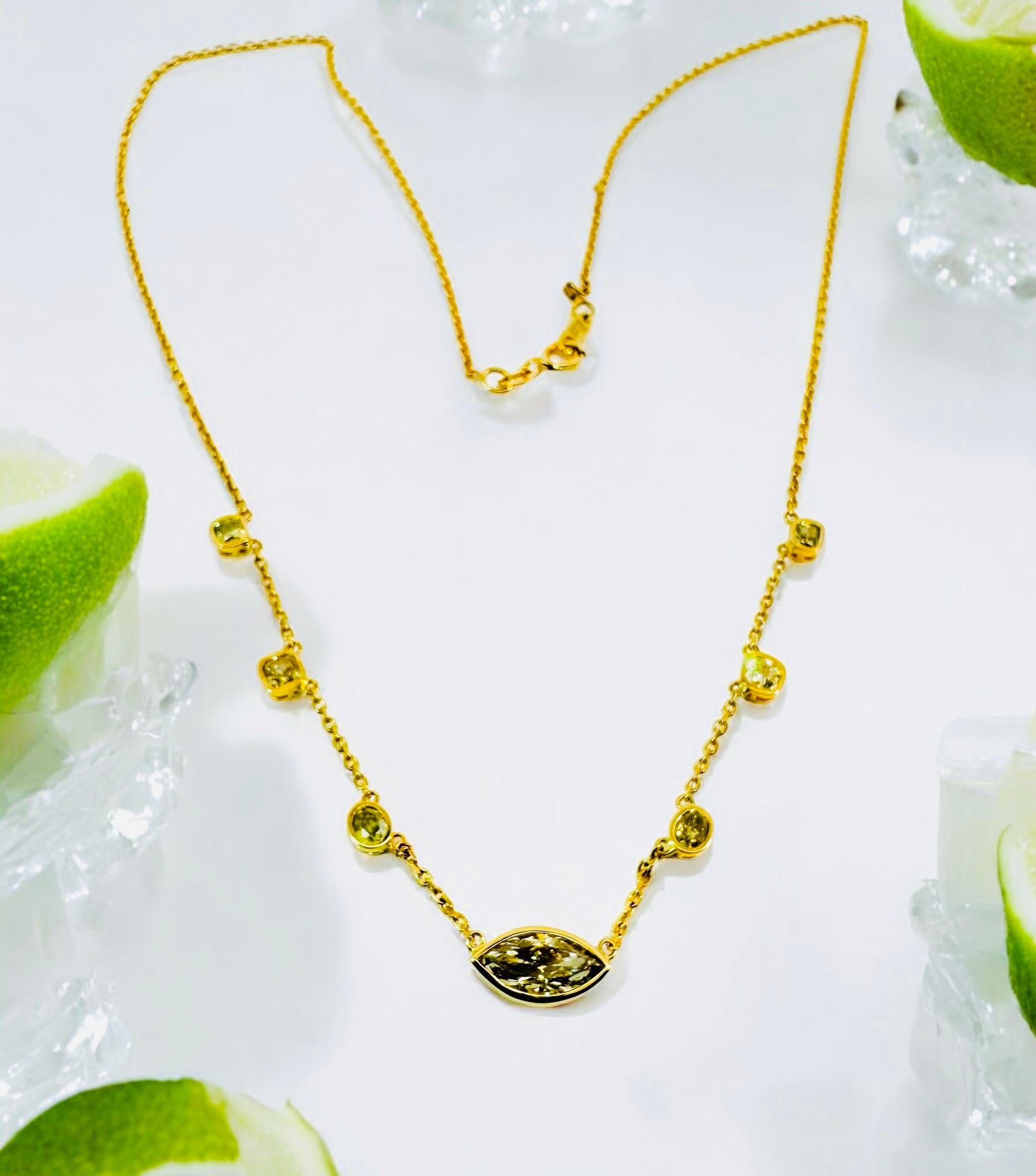 Collana con diamanti colorati e diamanti a forma di fantasia in vendita 1