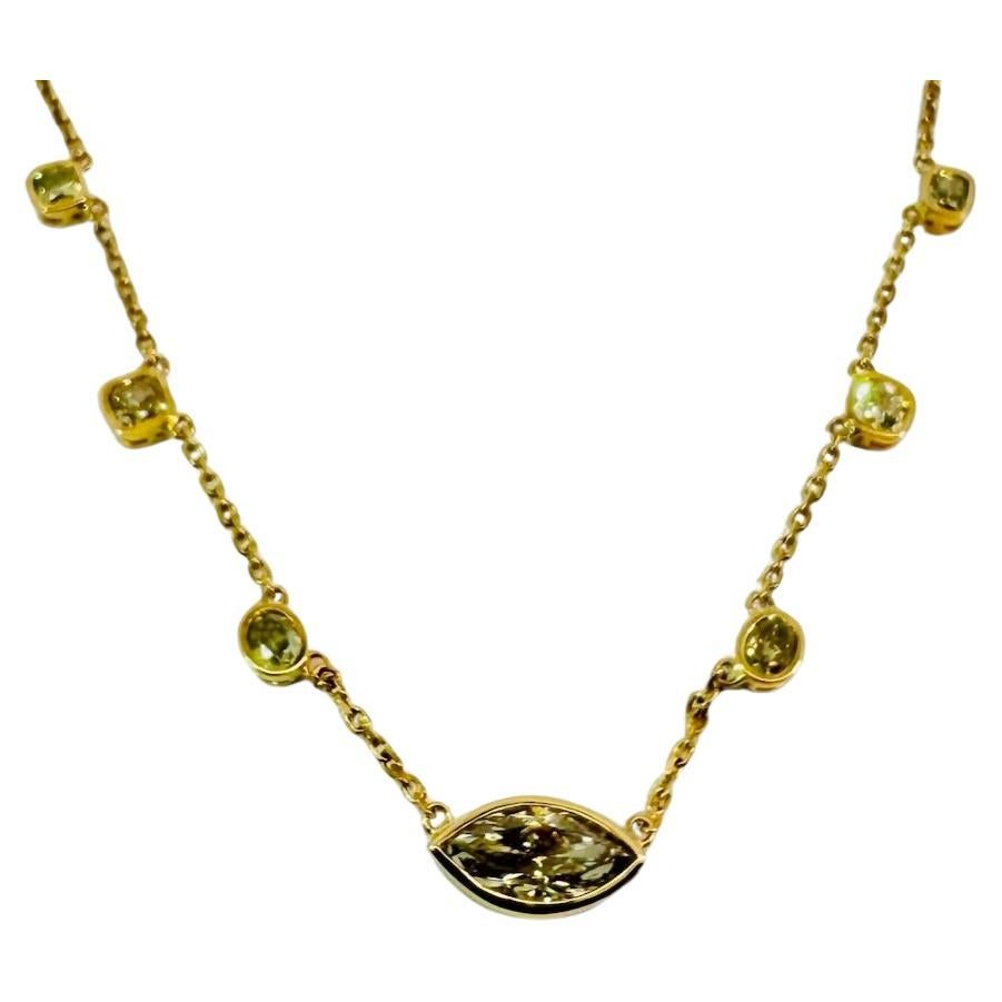 Collana con diamanti colorati e diamanti a forma di fantasia