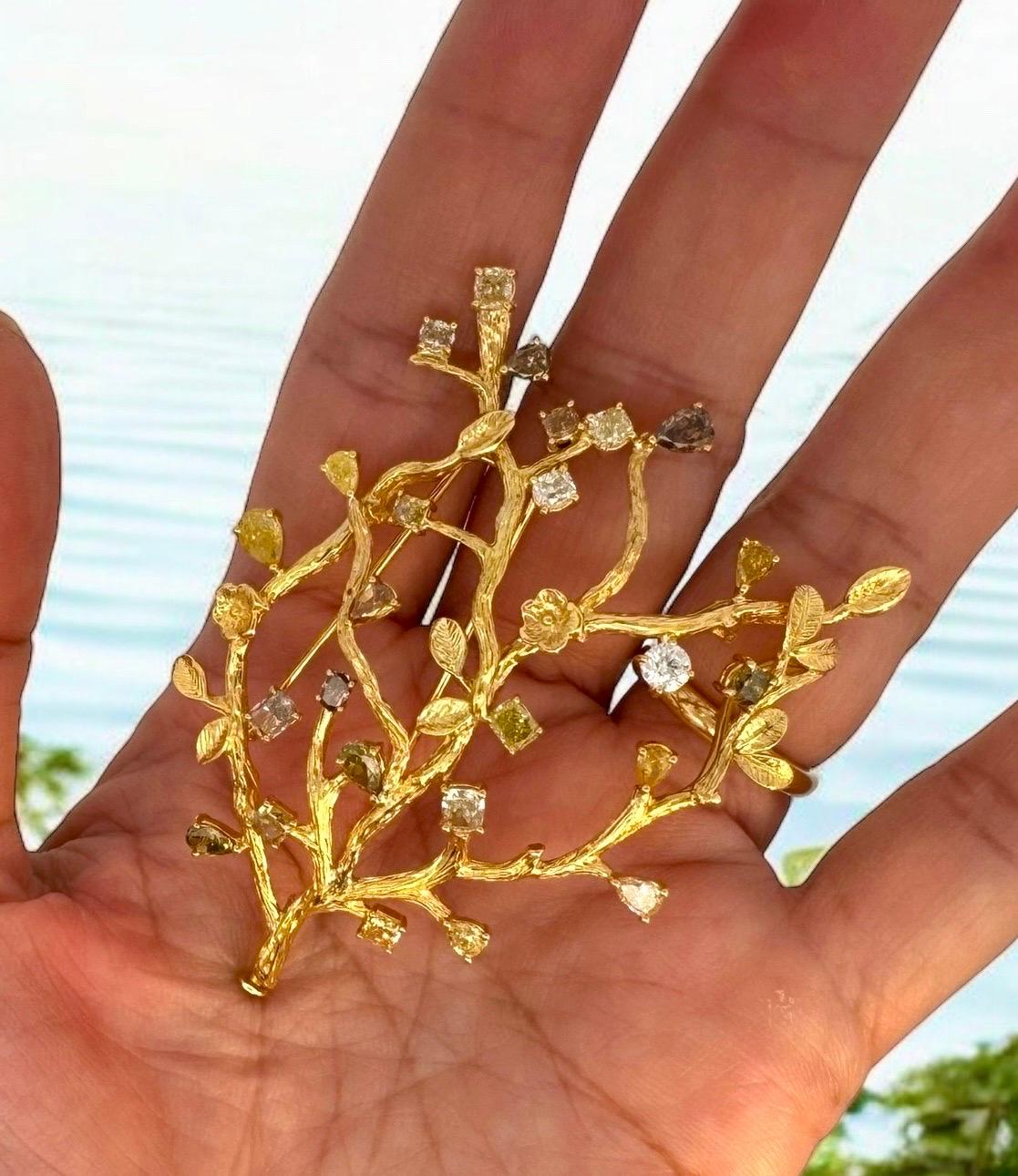 Broche con motivo de rama de diamantes de colores fantasía, oro de 18 quilates en Nuevo estado para la venta en COTTESLOE, AU