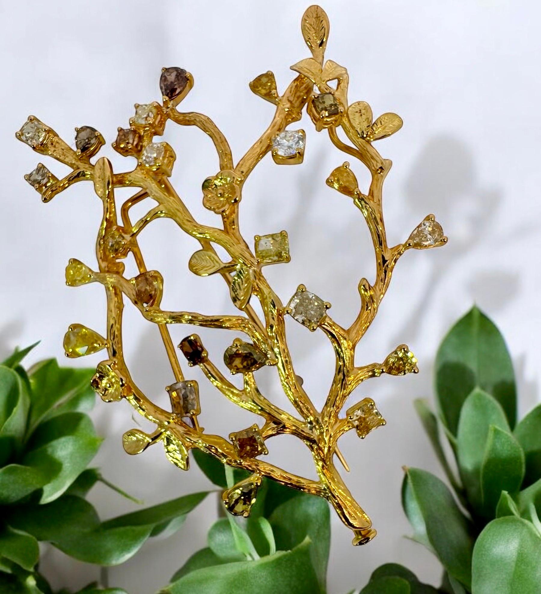 Broche con motivo de rama de diamantes de colores fantasía, oro de 18 quilates en venta 1