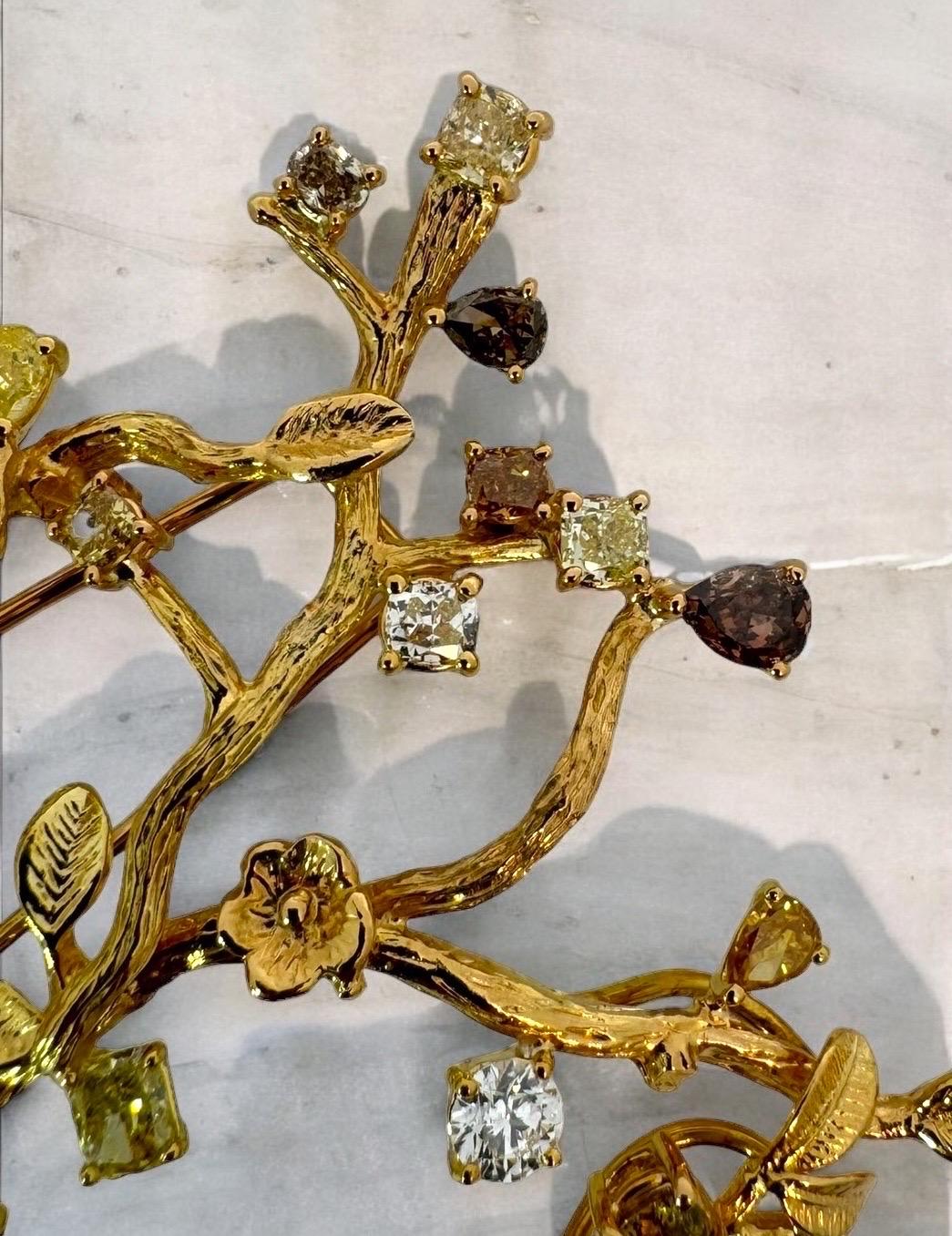 Broche con motivo de rama de diamantes de colores fantasía, oro de 18 quilates en venta 2