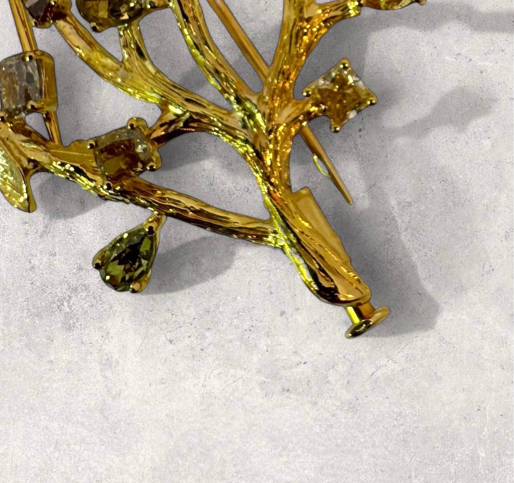 Broche con motivo de rama de diamantes de colores fantasía, oro de 18 quilates en venta 3