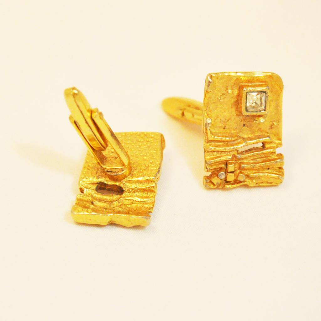 Fancy Cufflinks from the Sixties, gold-coloured, rectangular in nugget look  In Good Condition For Sale In Berlin, DE