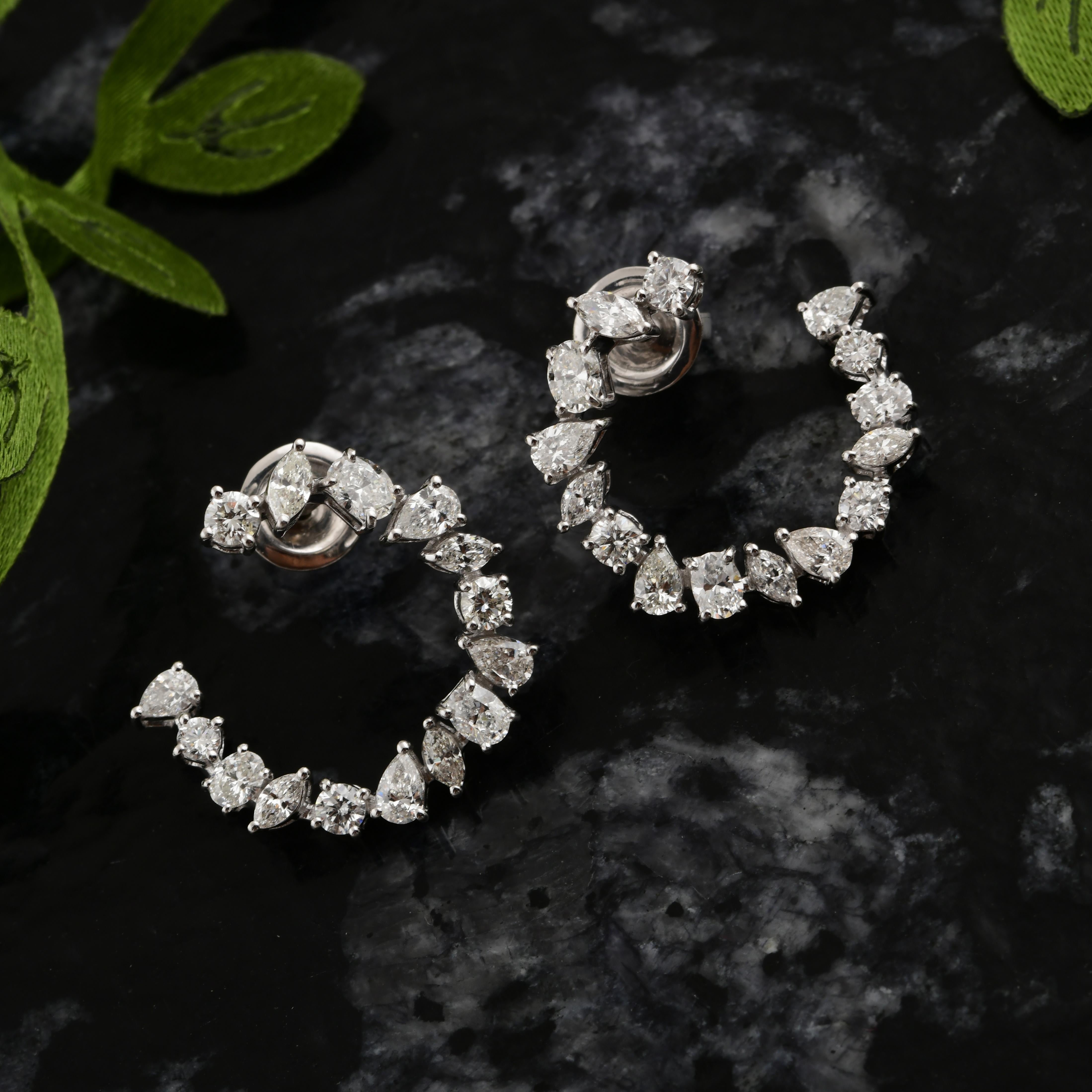 Moderne Boucles d'oreilles ouvertes en or blanc 14 carats, diamant naturel SI/HI de 2,43 carats, taille fantaisie en vente