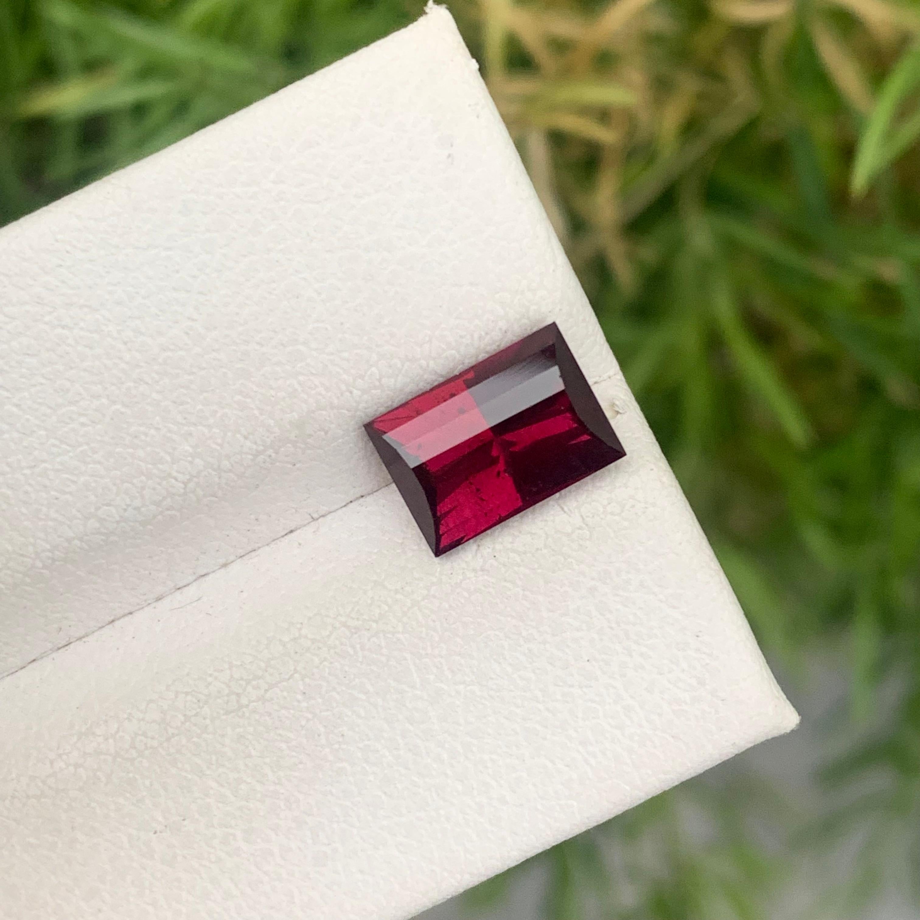 Gema de granate rojo granada rodolita suelta natural de 2,75 quilates, talla fantasía Corte baguette en venta