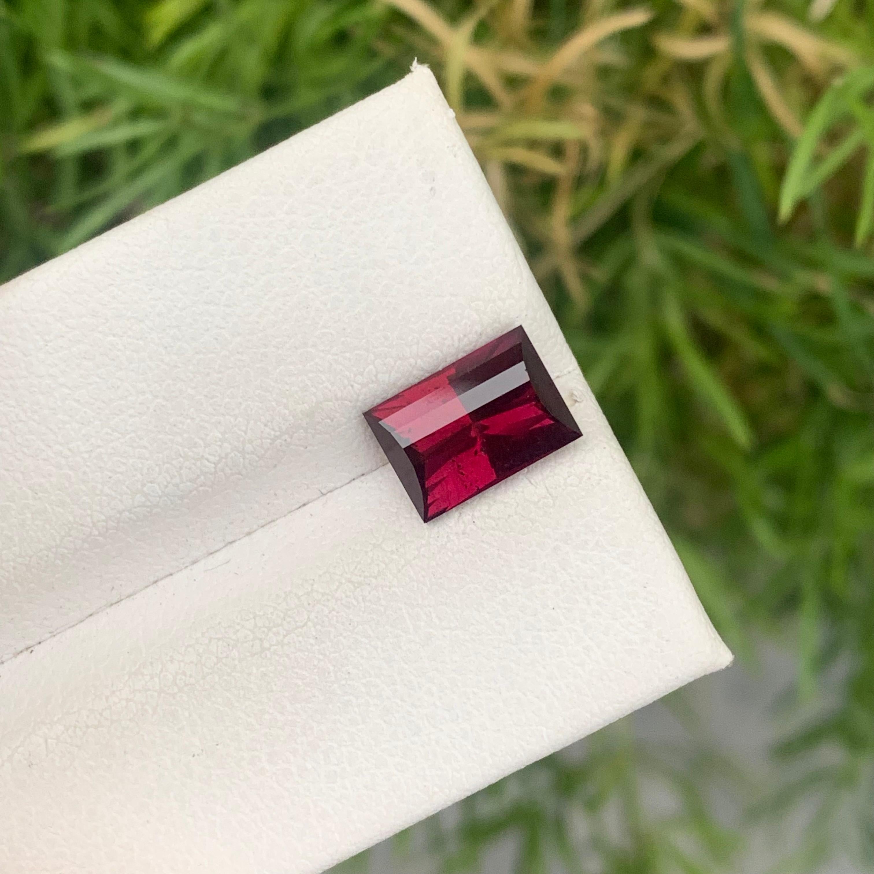 Gema de granate rojo granada rodolita suelta natural de 2,75 quilates, talla fantasía en Nuevo estado para la venta en Peshawar, PK