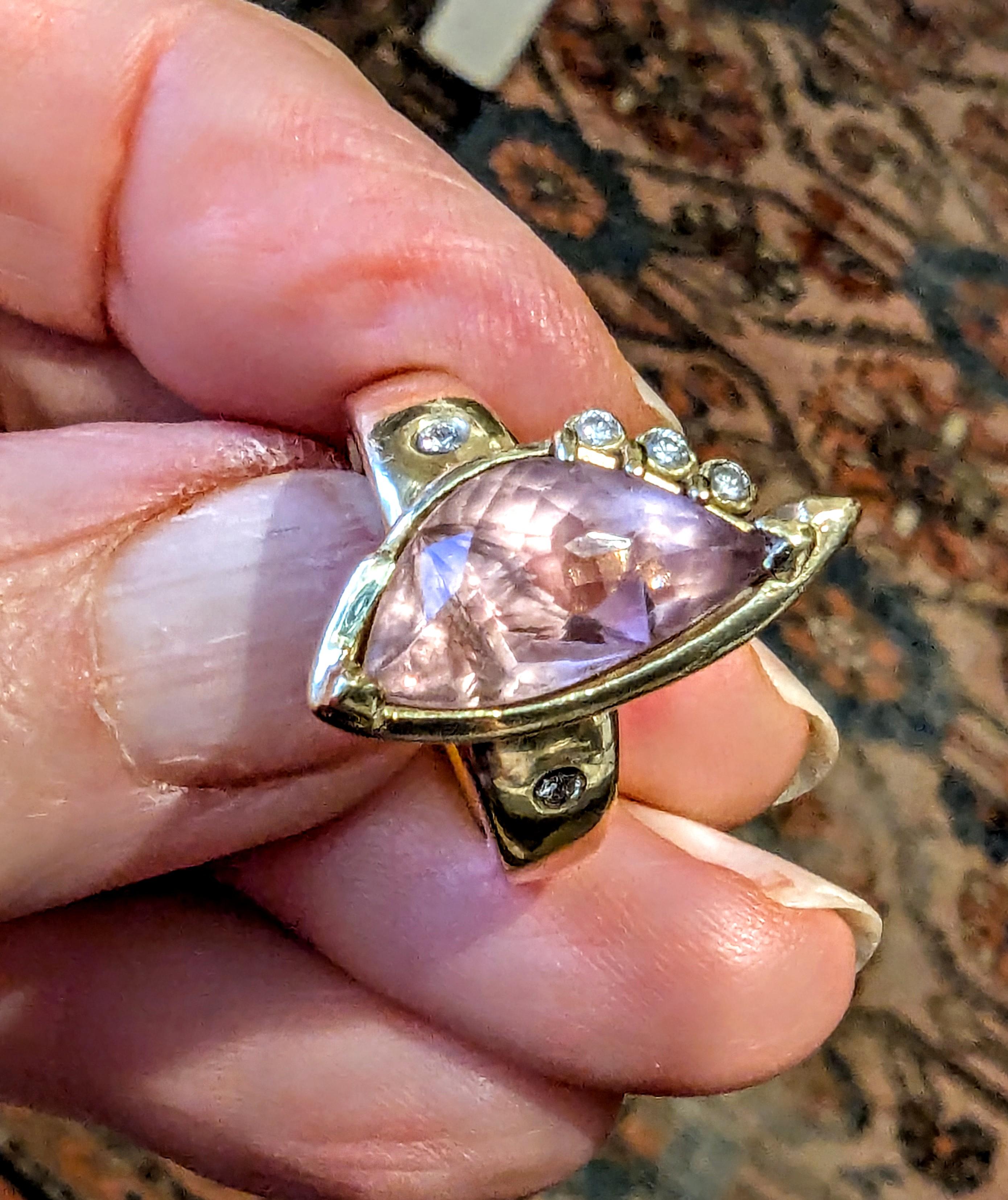 Cette bague remarquable met en valeur une Morganite de 3,96 carats de taille allemande, taillée avec précision par le créateur de bijoux primé Alexander Kreis. La forme particulière de la gemme, inspirée de la marquise, révèle des facettes