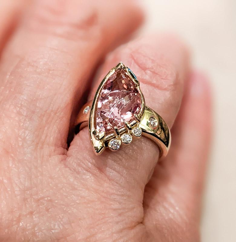 Contemporain Bague en or jaune 18 carats Morganite et diamant, taille fantaisie 3,96 carats en vente