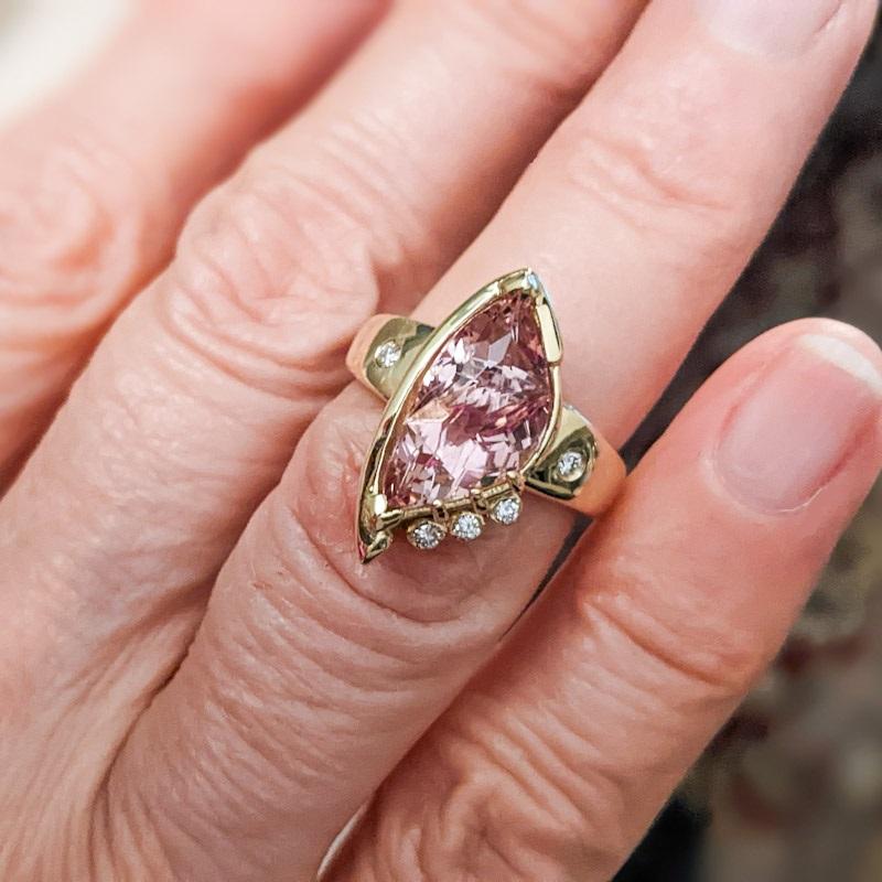 Bague en or jaune 18 carats Morganite et diamant, taille fantaisie 3,96 carats Unisexe en vente