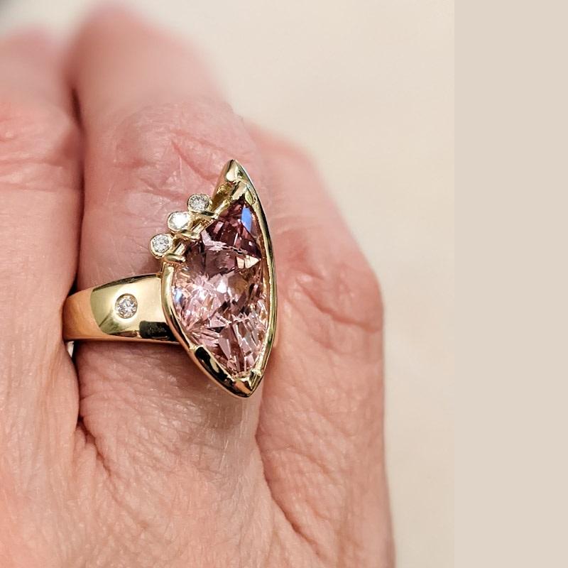 Bague en or jaune 18 carats Morganite et diamant, taille fantaisie 3,96 carats en vente 1